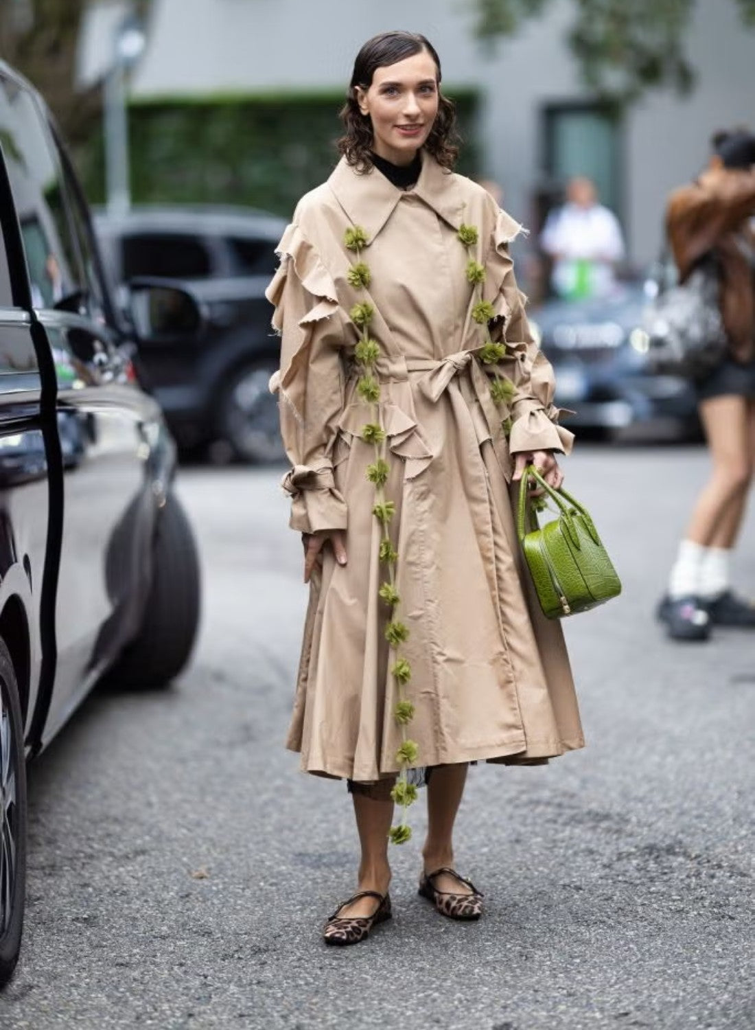 look con bailarinas y gabardina