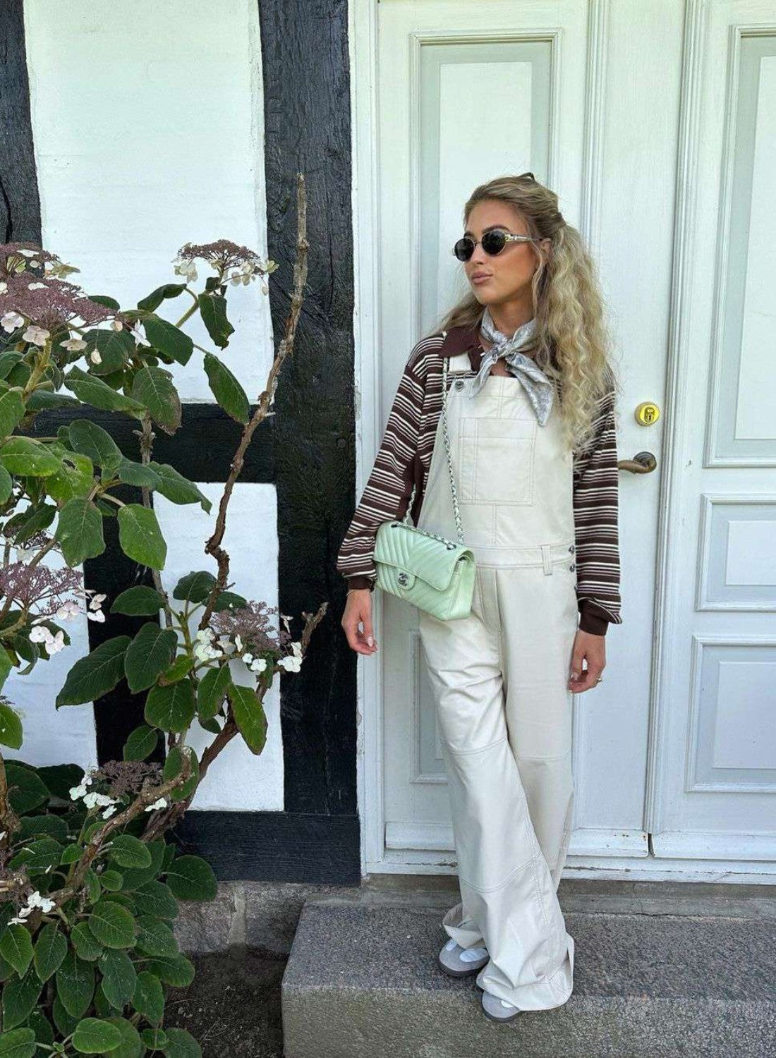 look con peto y zapatillas de mujer