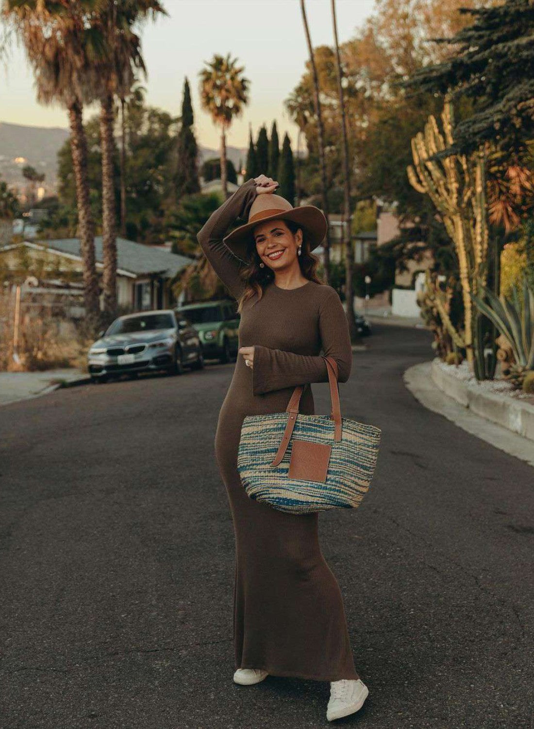 outfit con vestido de tubo y zapatillas