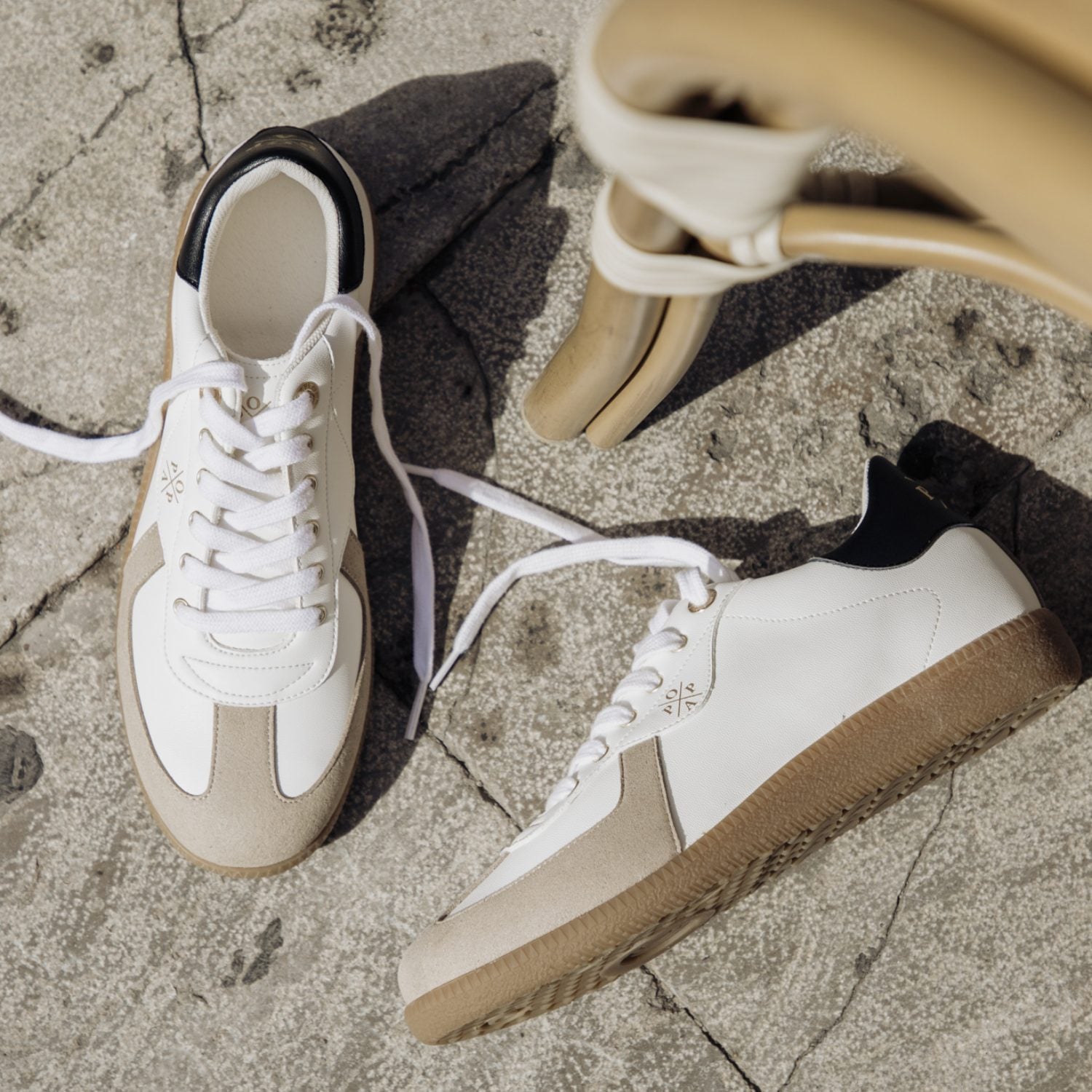 tenis blancas i beige de mujer