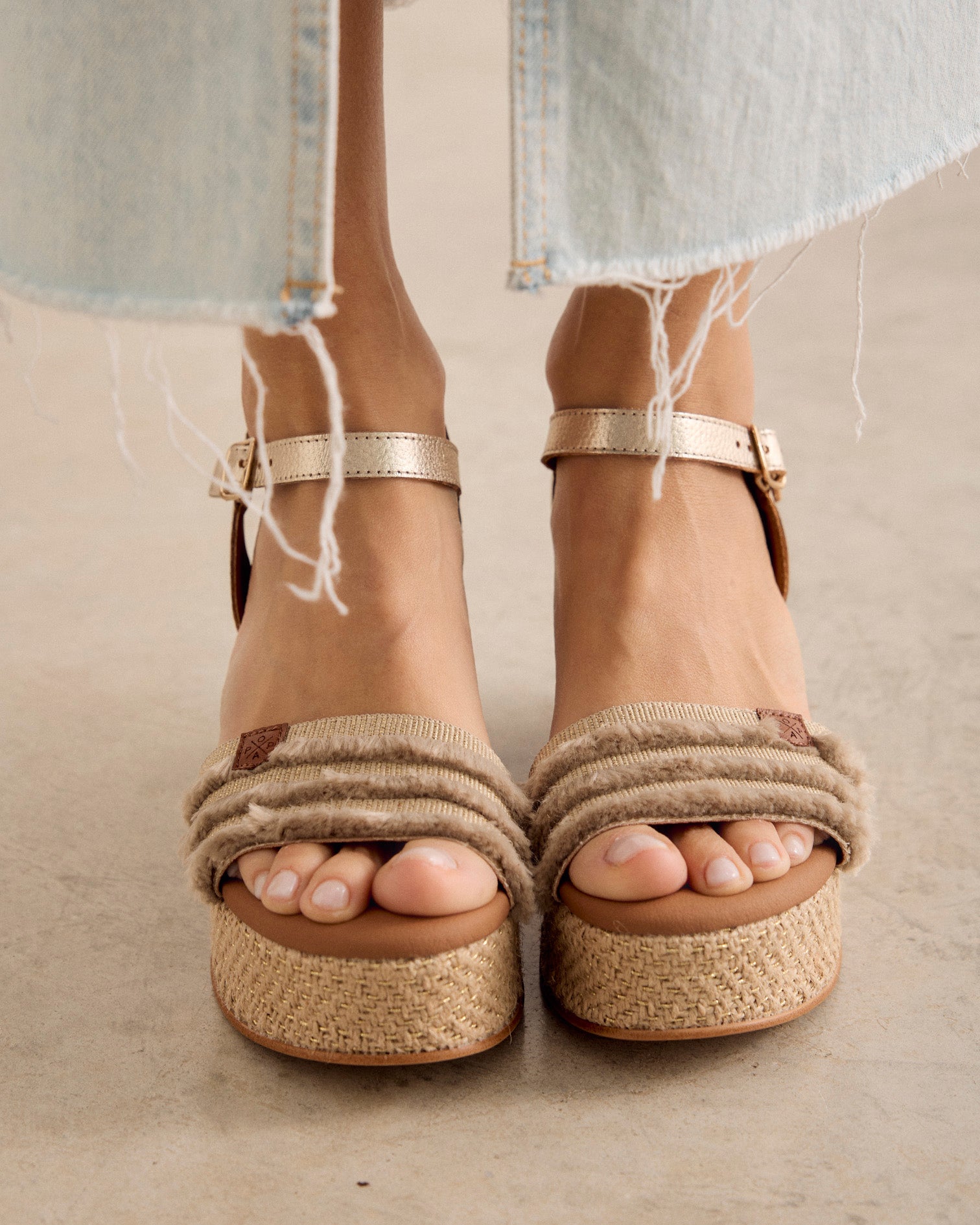 Cuña Arambol Flecos Yute Oro