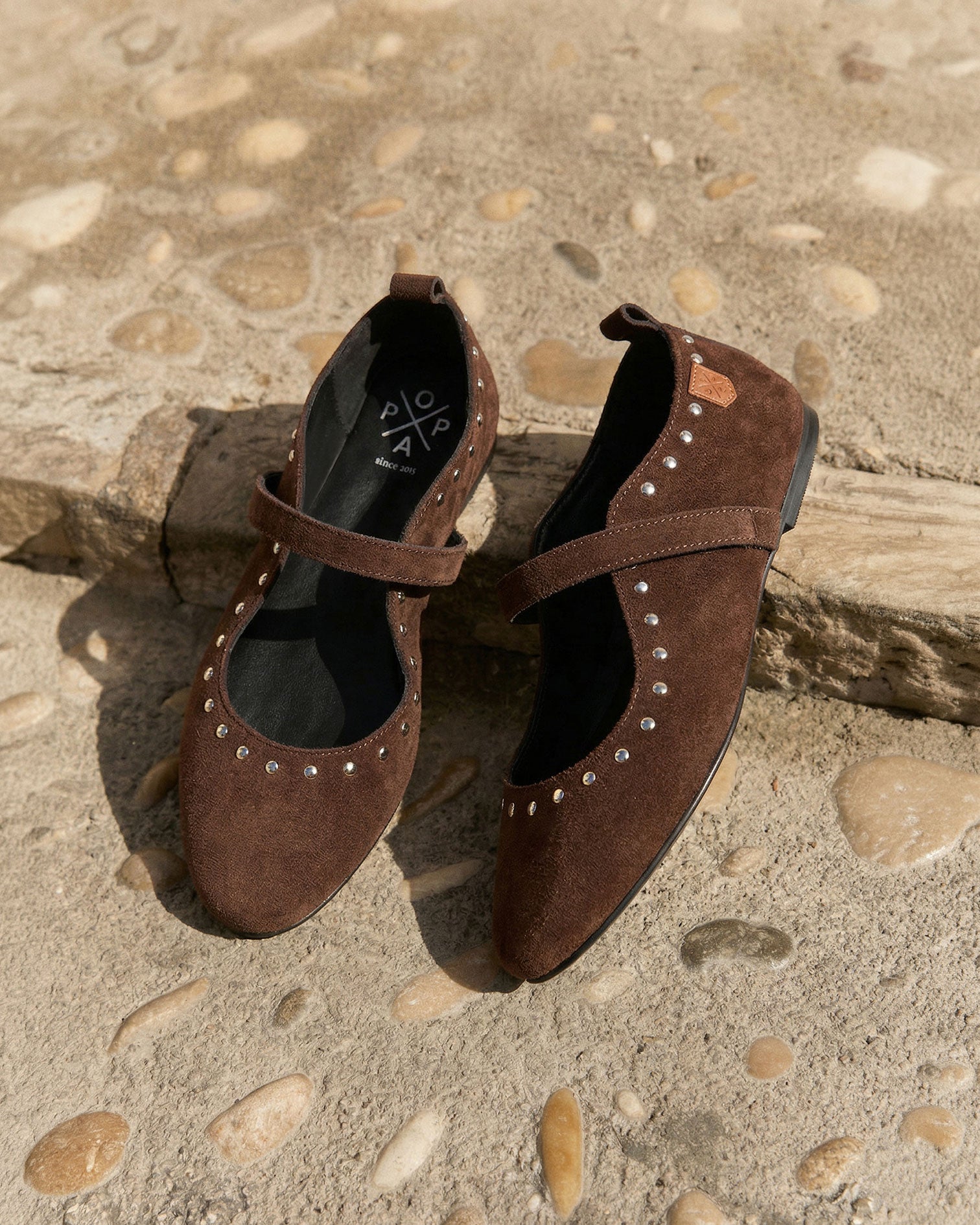 Bailarina de Piel Marrón con Tachuelas Ondina