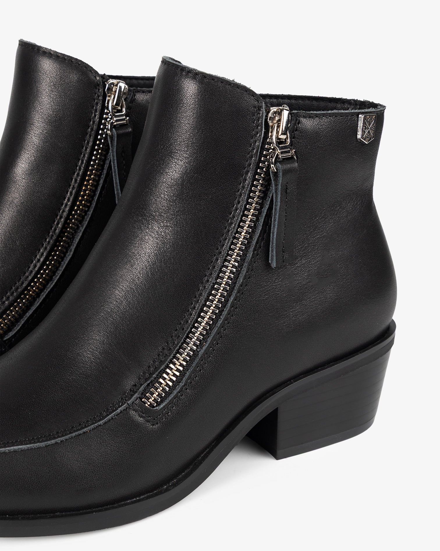 Botim de Pele Preto com Fecho Éclair Urbano