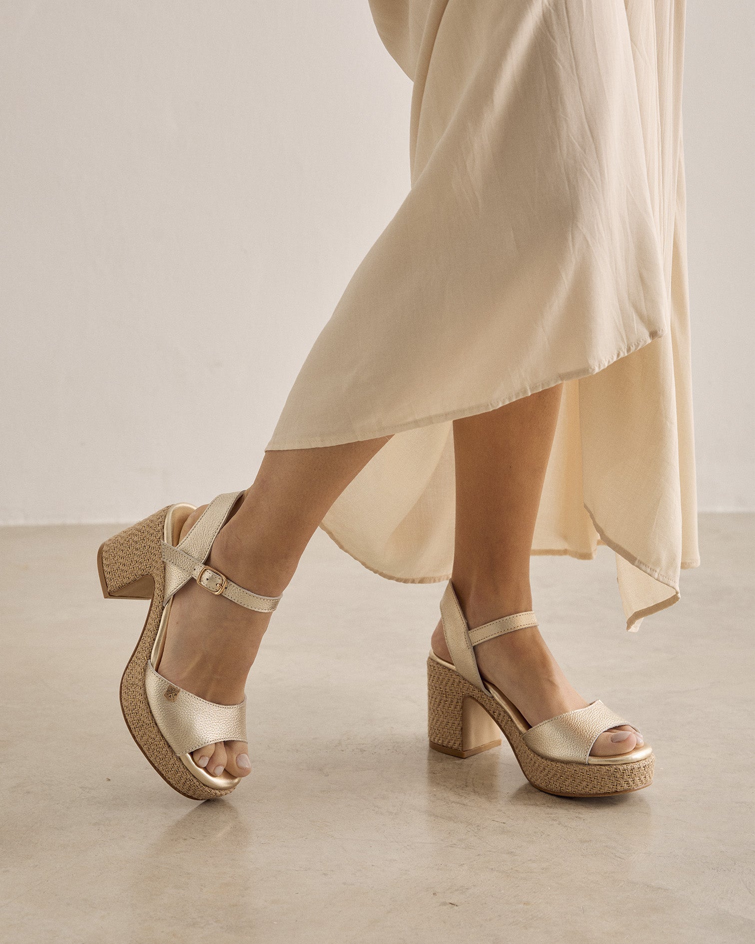 Sandalia Daira Laminado Oro Galaxy