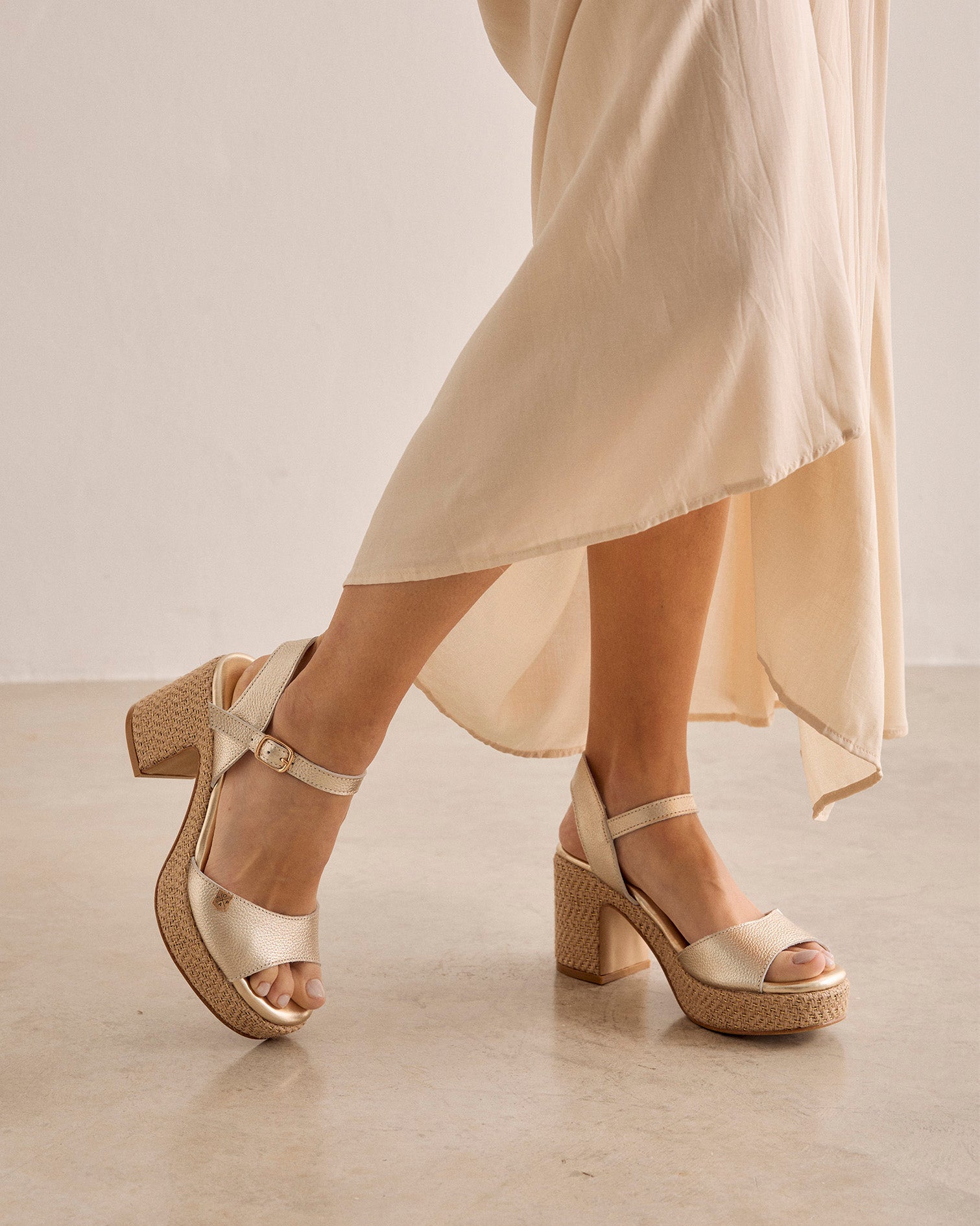 Sandalia Daira Laminado Oro Galaxy