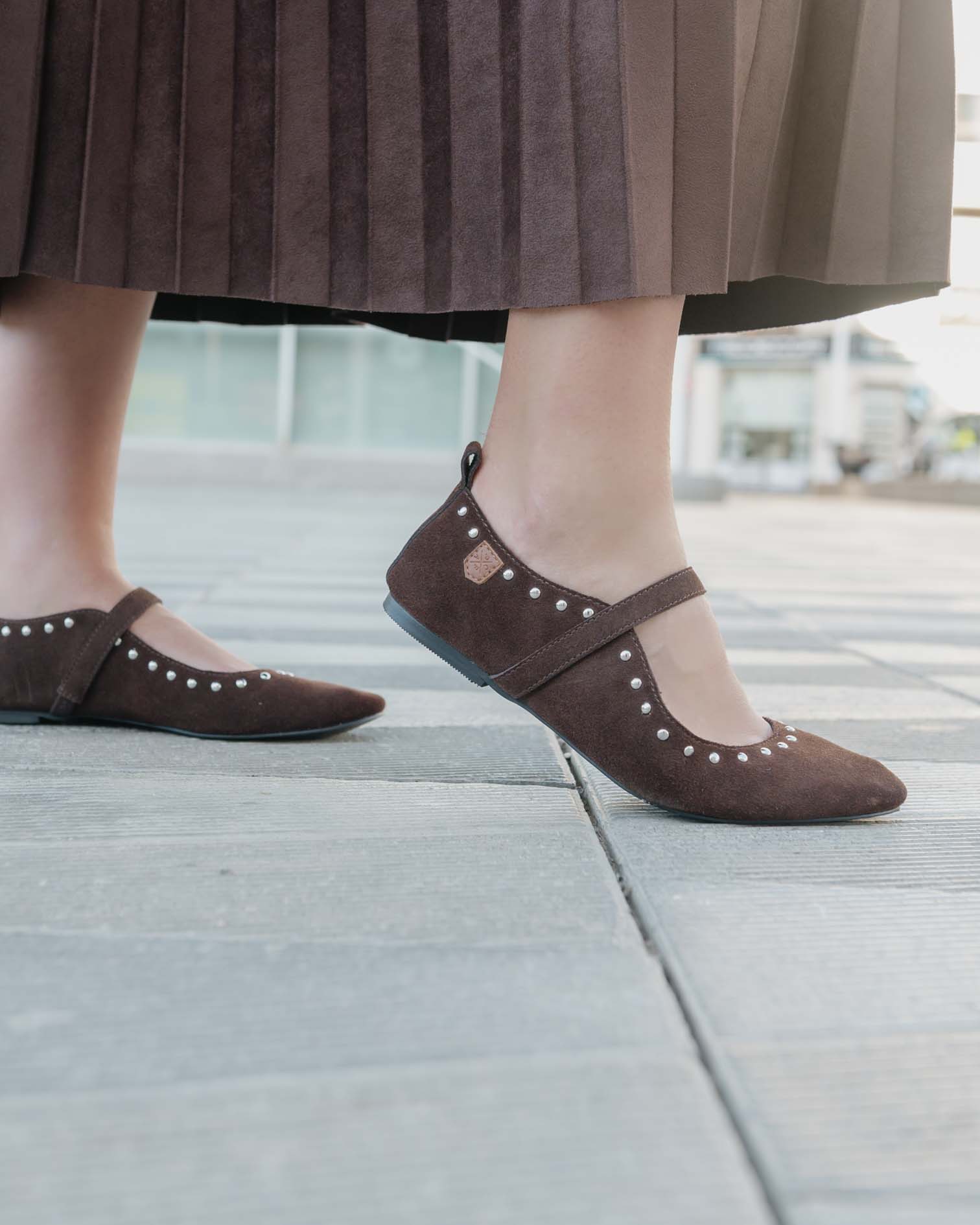 Bailarina de Piel Marrón con Tachuelas Ondina