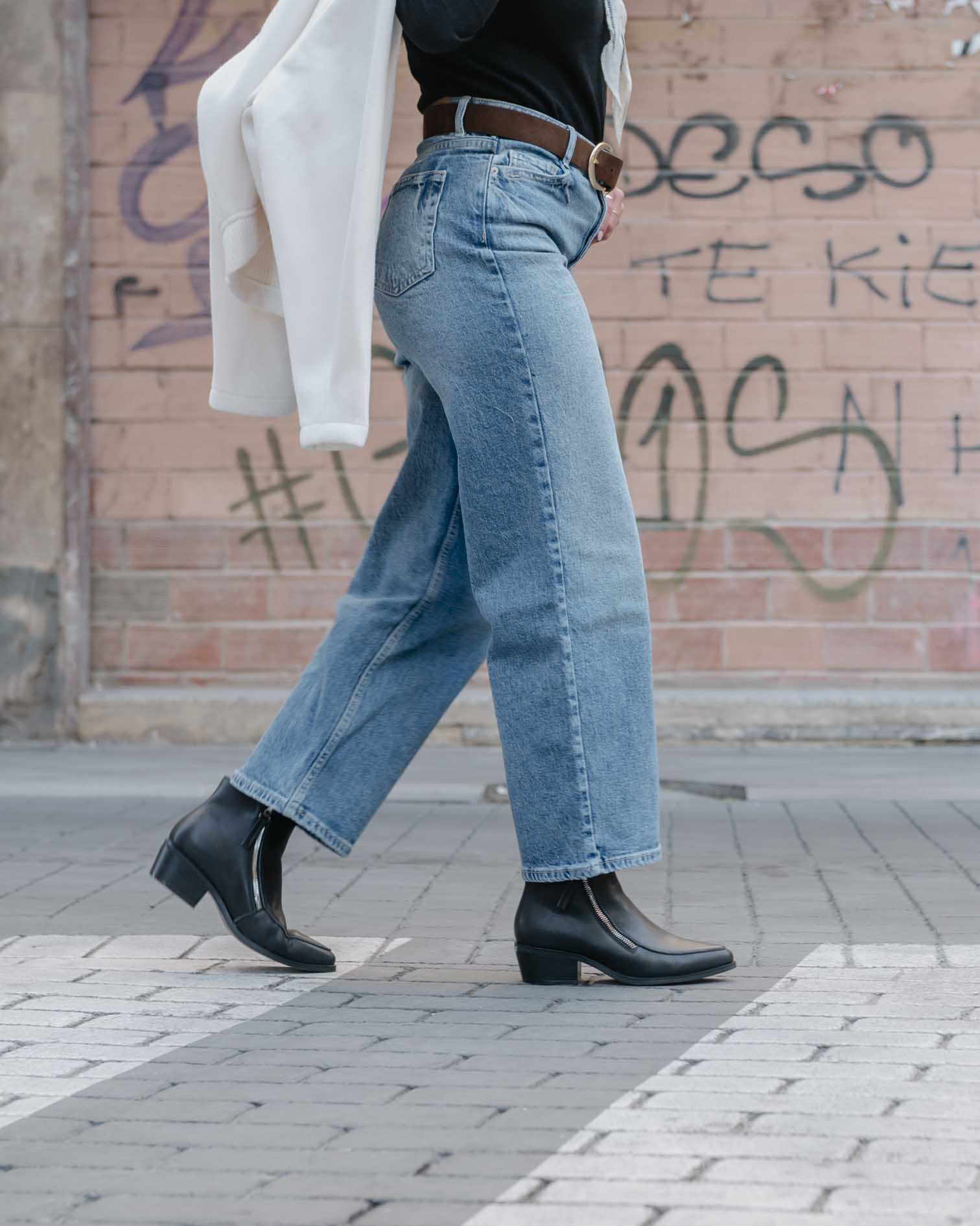 Botín de Piel Negra con Cremallera Urbana