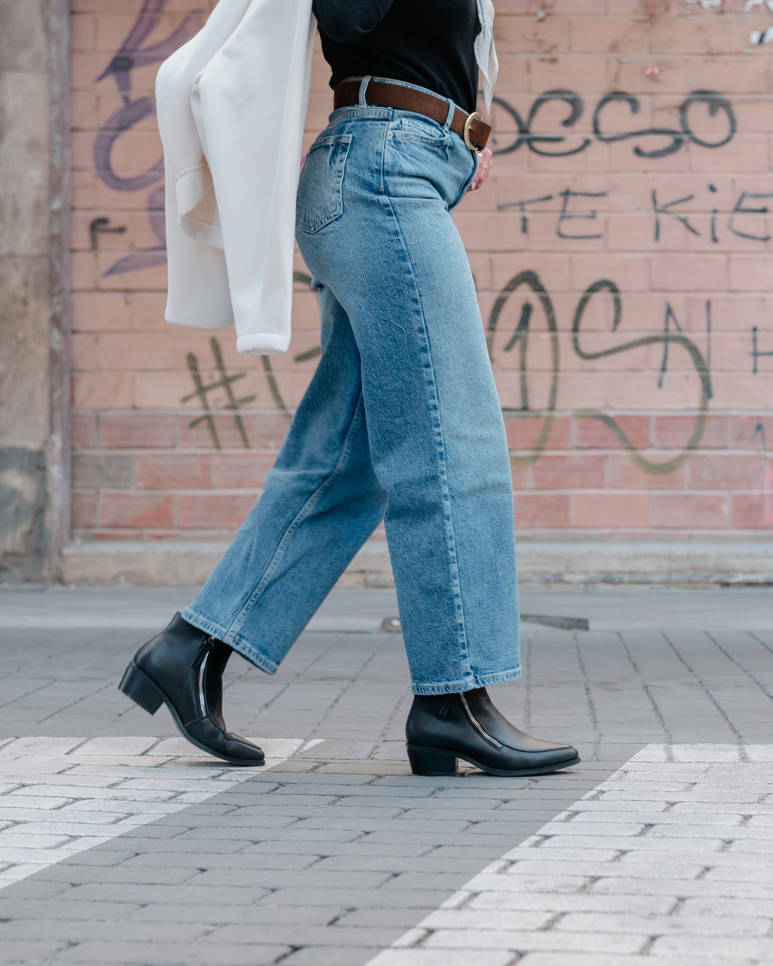 Botim de Pele Preto com Fecho Éclair Urbano