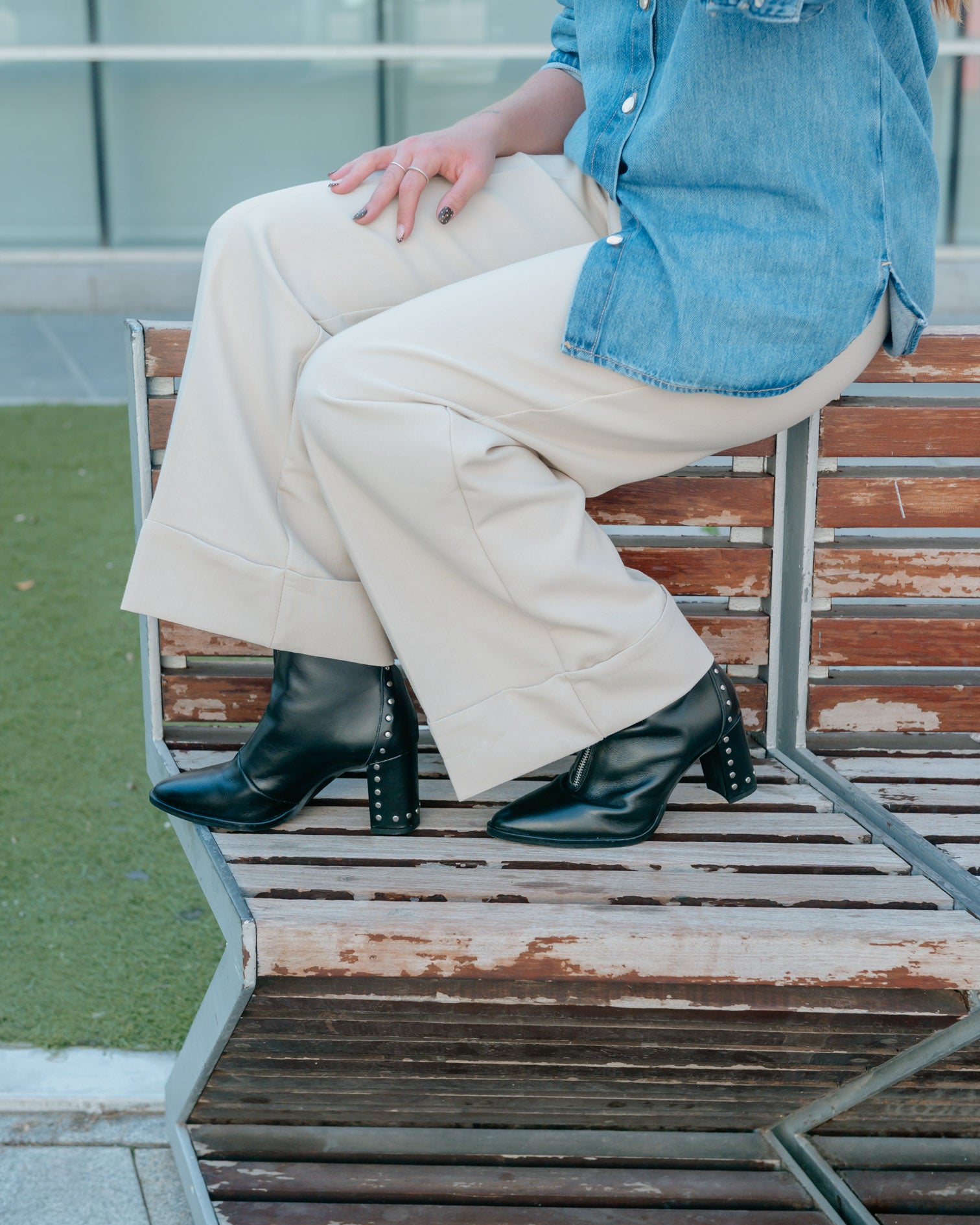 Botim de Pele Preto com Tachas Atenea