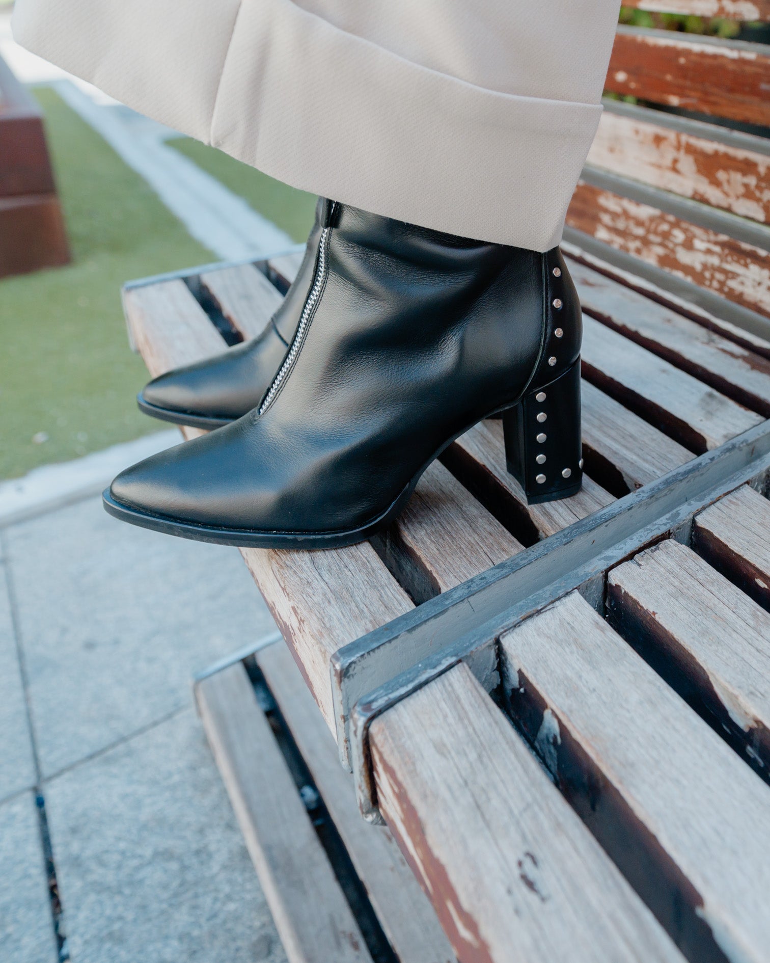 Botim de Pele Preto com Tachas Atenea