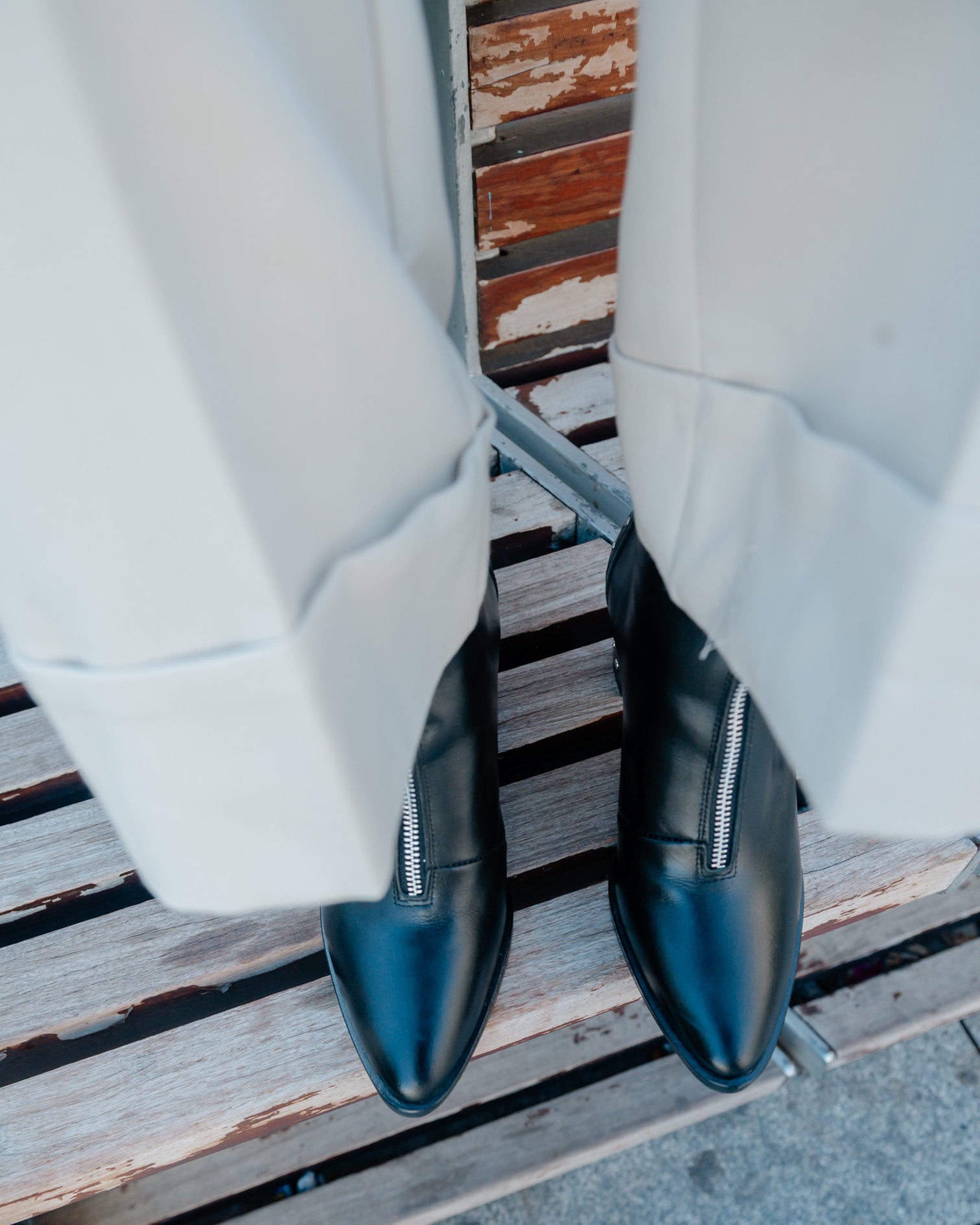 Botim de Pele Preto com Tachas Atenea