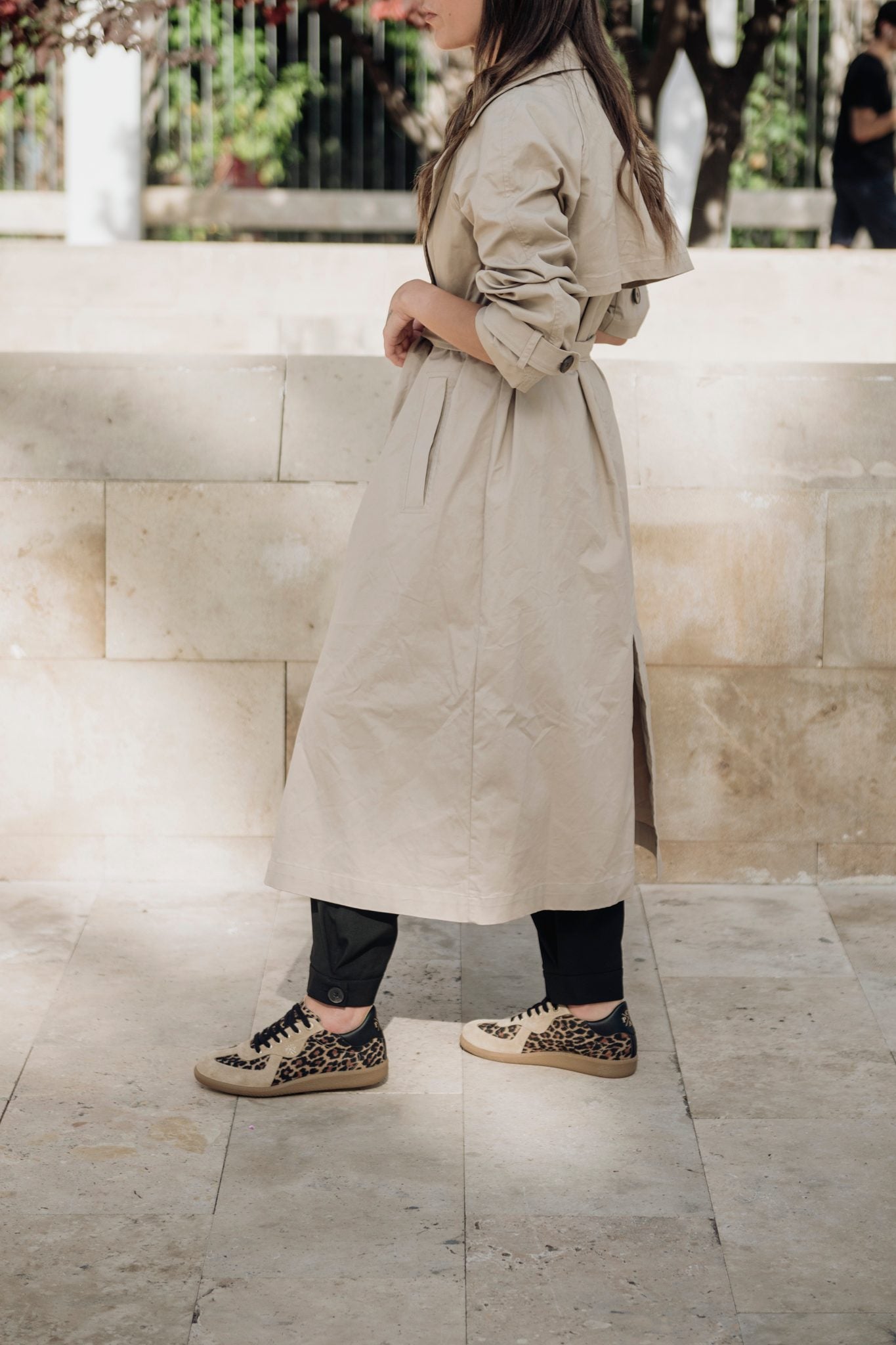 look de mujer con gabardina y zapatillas leopardo