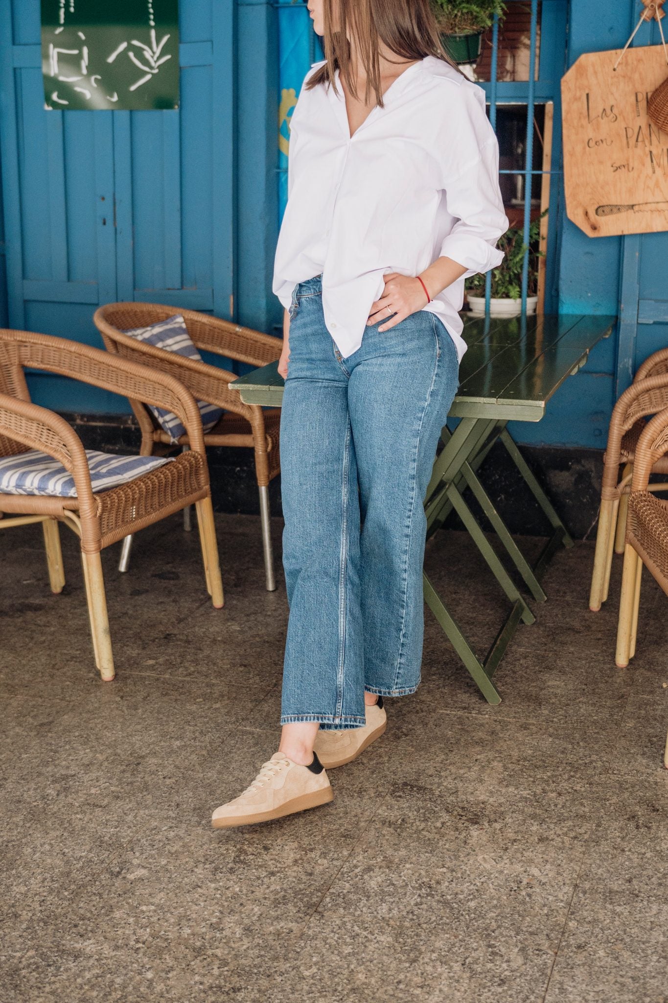 look con vaqueros, camisa y zapatillas de mujer