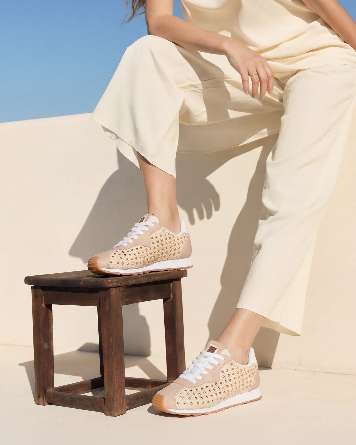 Zapatilla Kira Tachas Beige