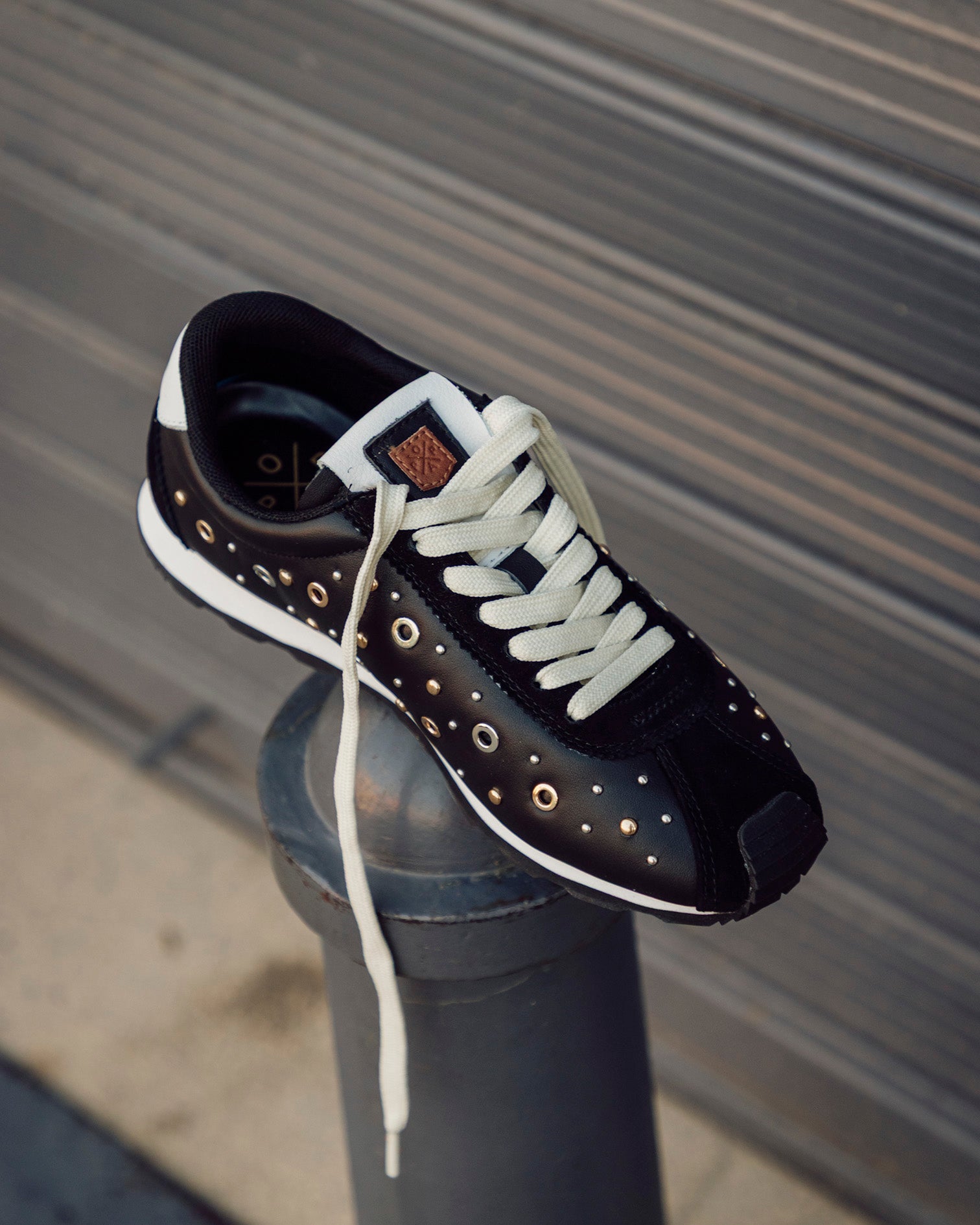 Zapatilla Inara Tachuelas Negro