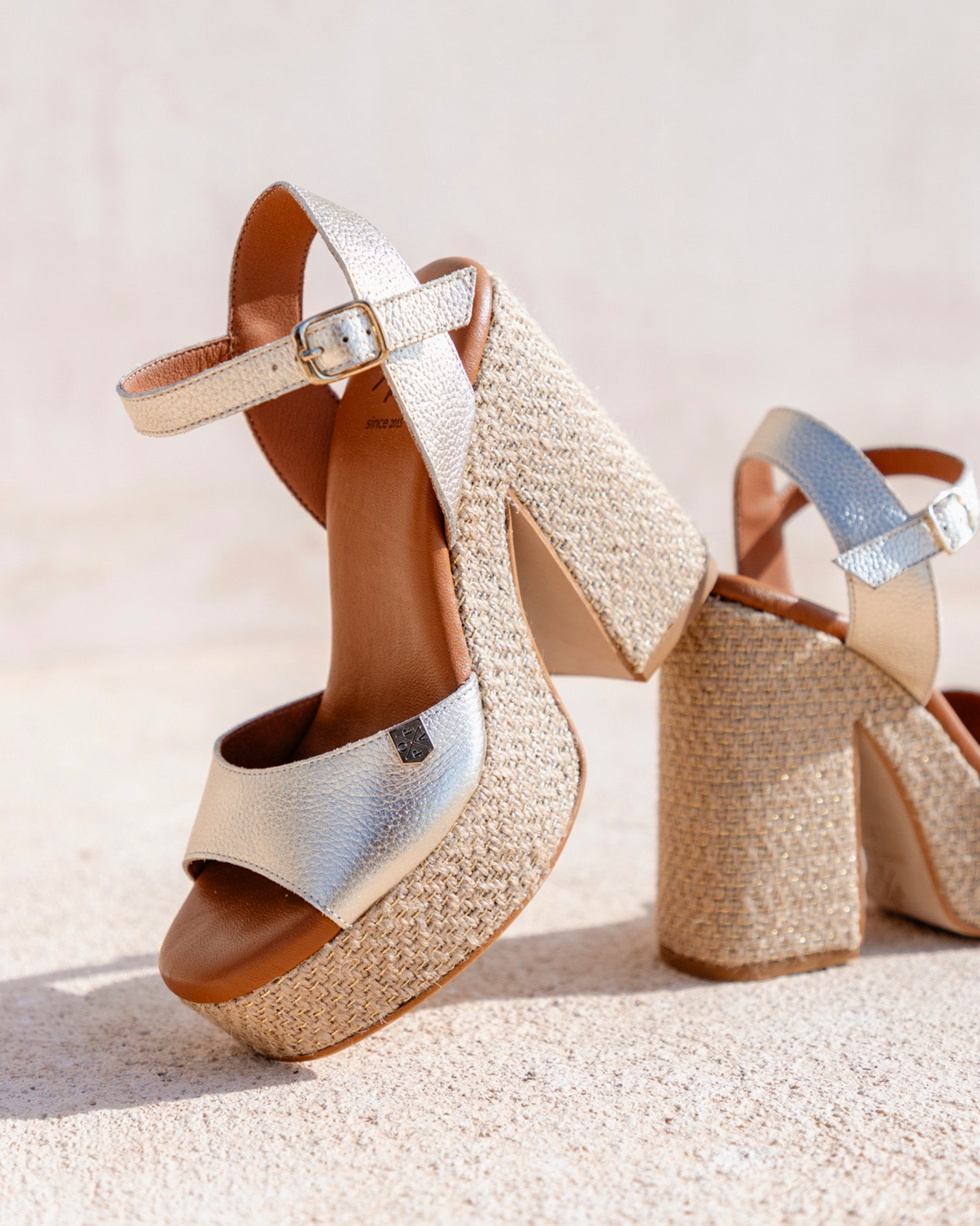 Compensée à talon Monsul en cuir doré avec boucle