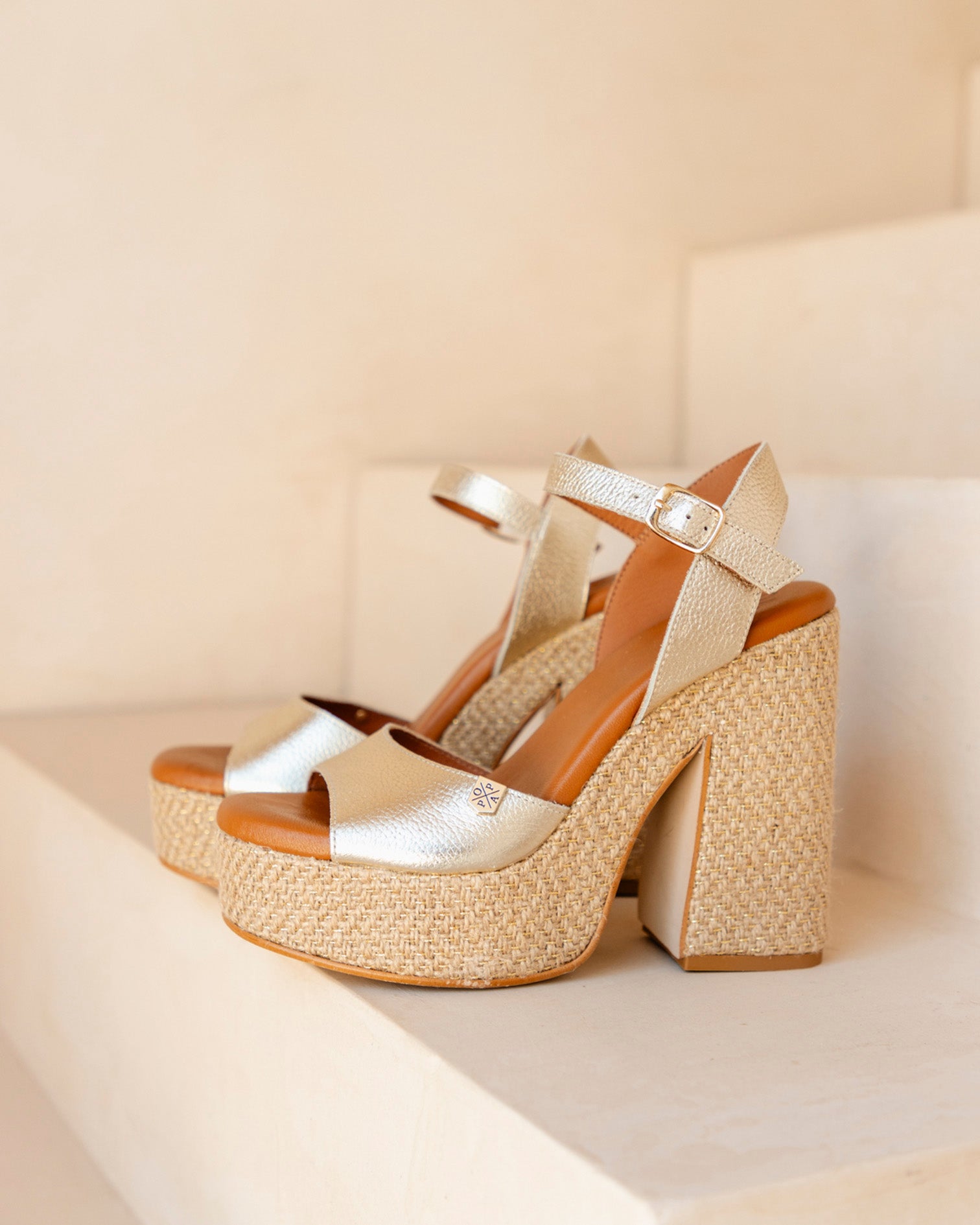 Cuña Tacón Monsul Piel Oro con hebilla