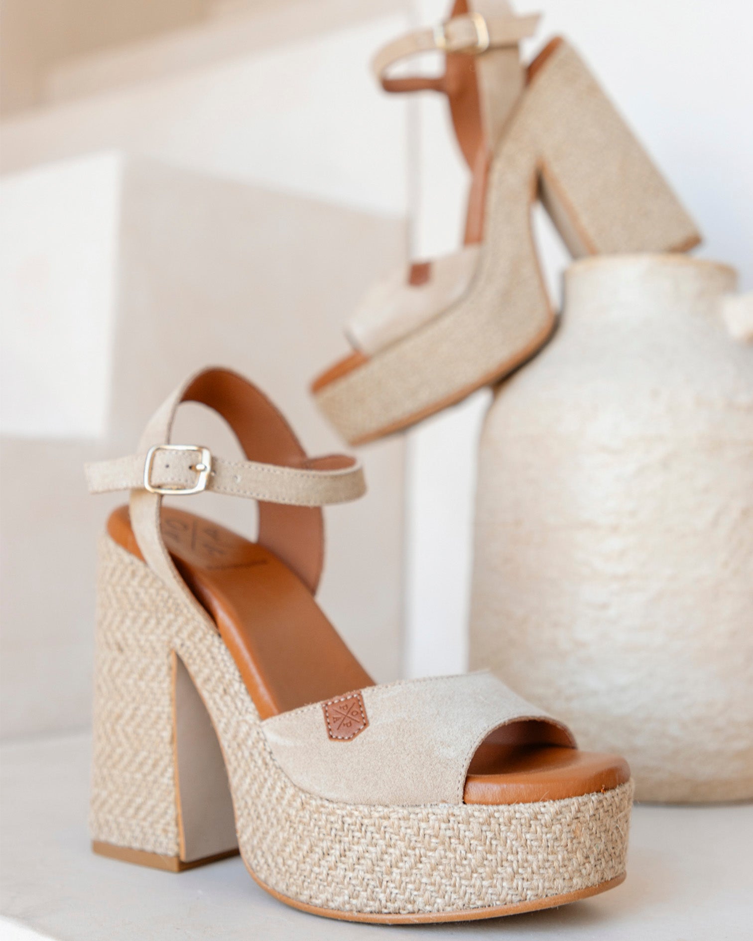 Cuña Tacón Monsul Serraje Beige con hebilla