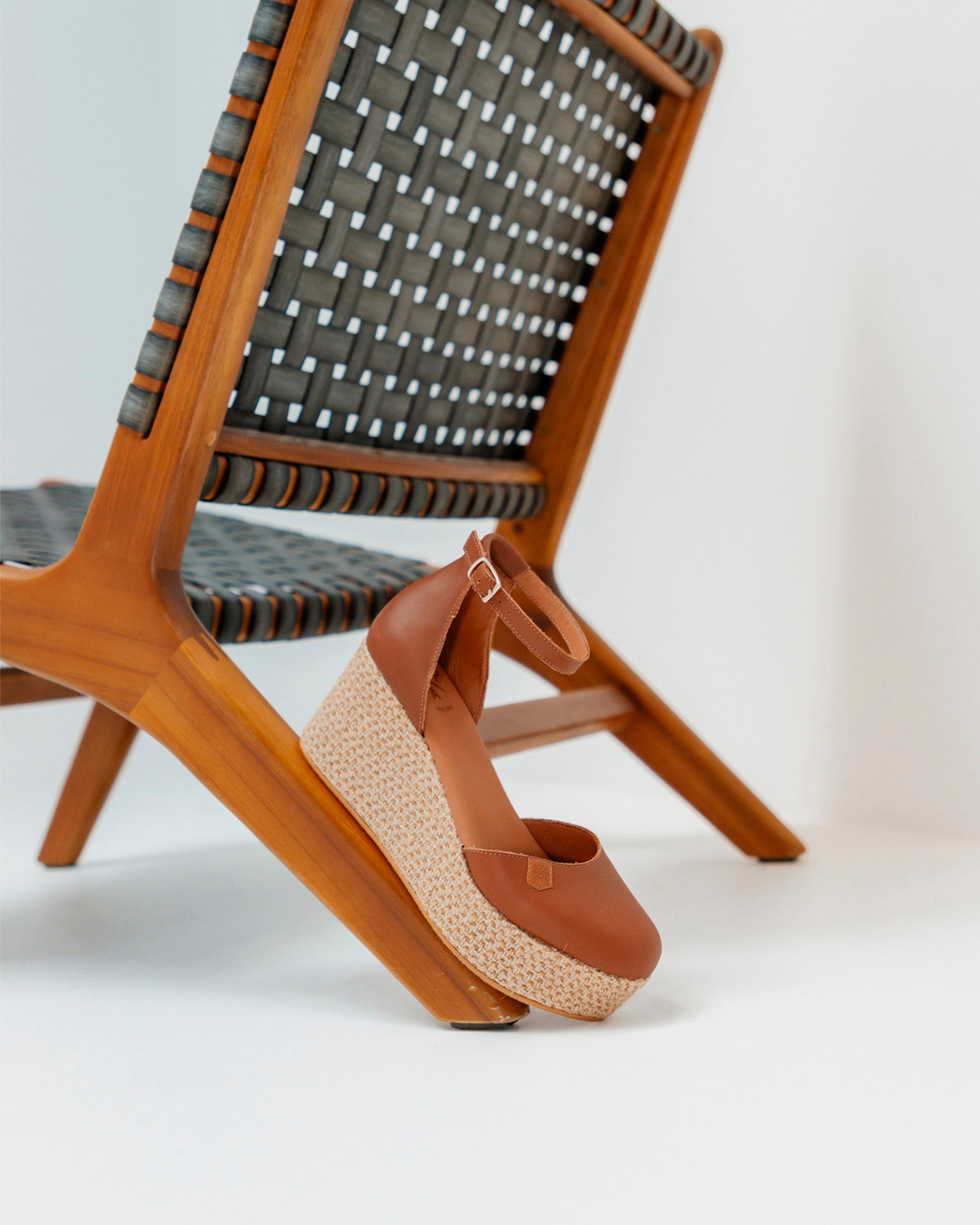 Cuña Baixa Cantalar Napa Couro com Fivela