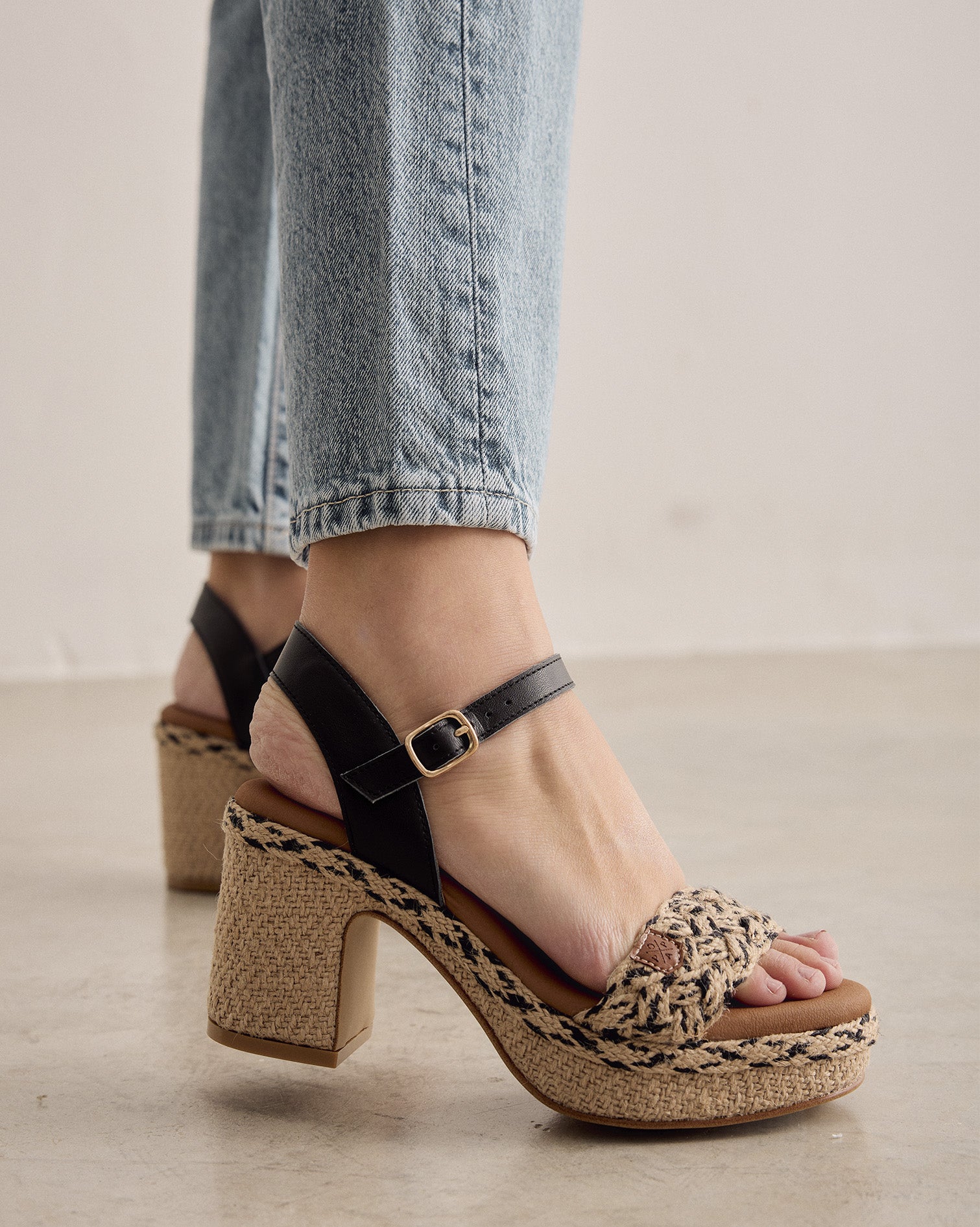 Sandalia Nerina Amura Yute Negro