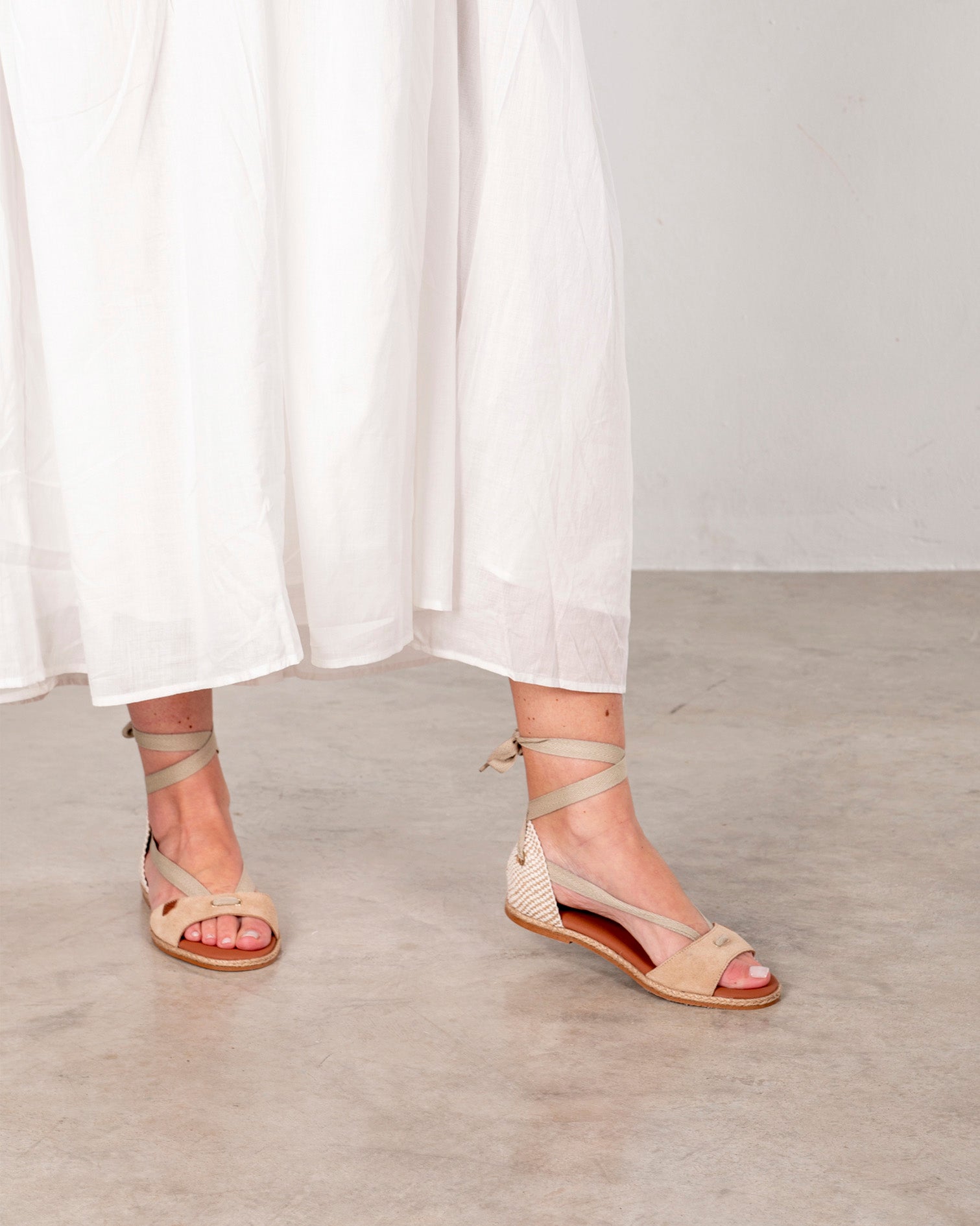 Chaussures plates Menorquina Capri en daim beige