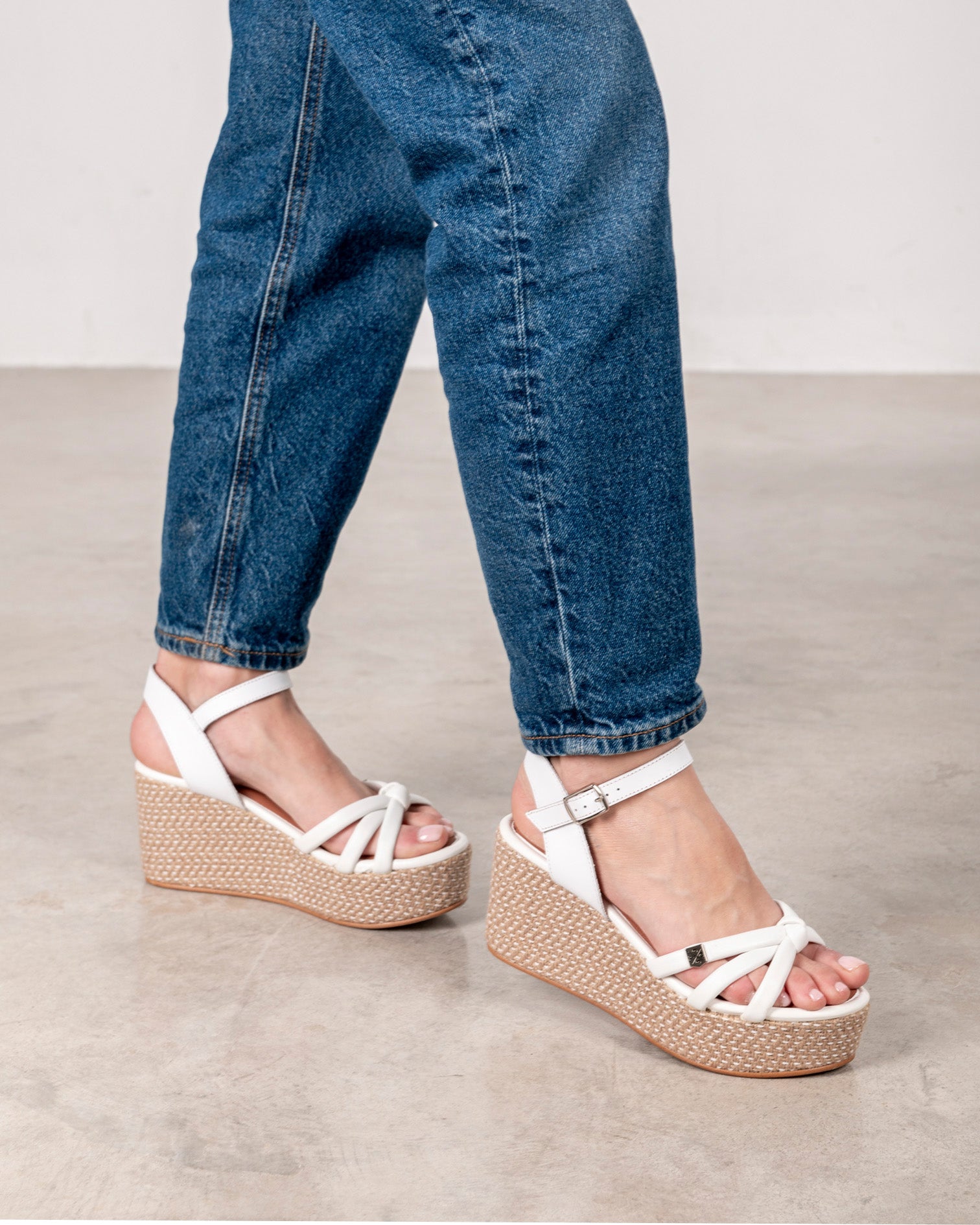 Low Wedge Tampa White Leather with Buckle