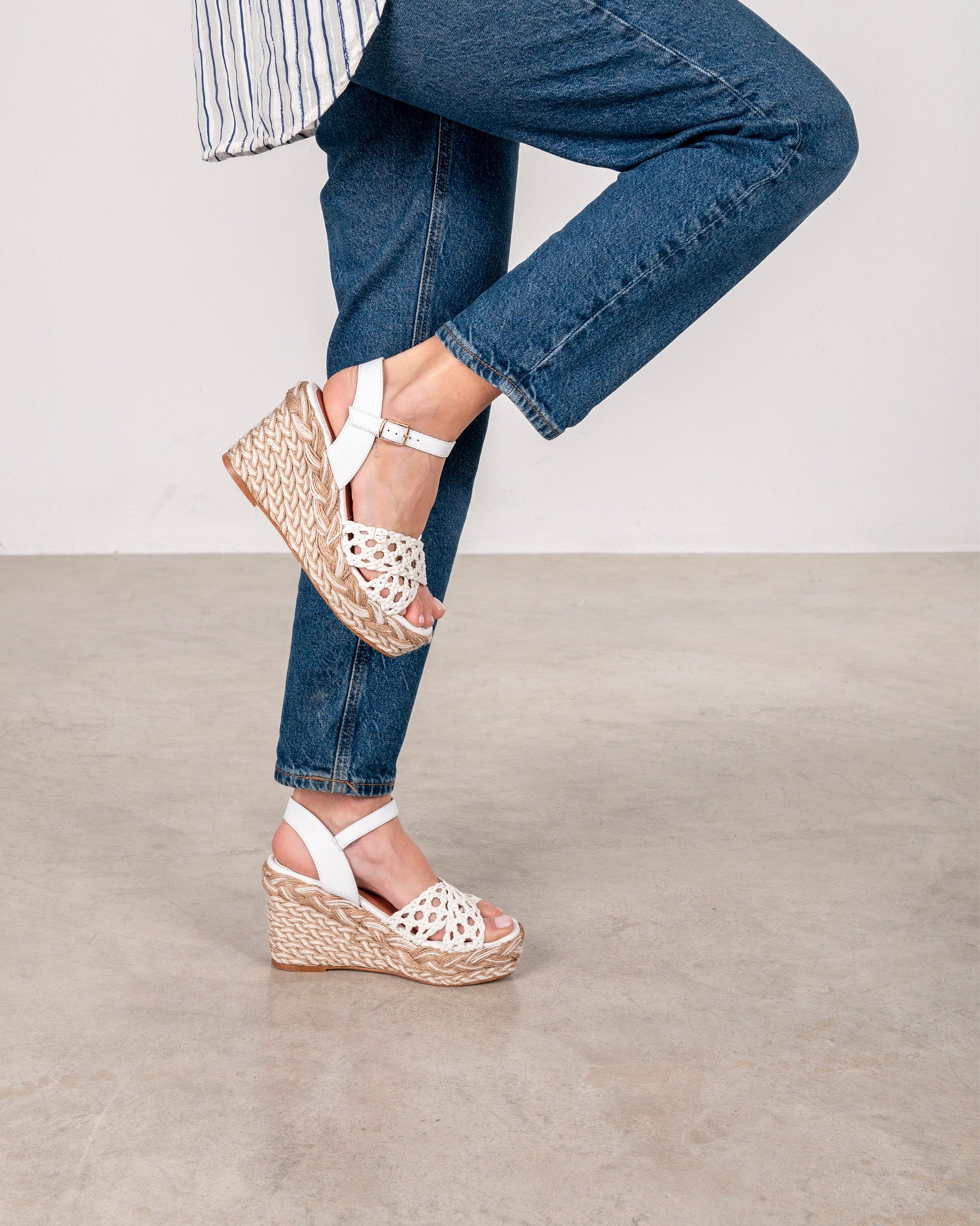 Chaussures compensées hautes Cambury blanches au crochet avec boucle