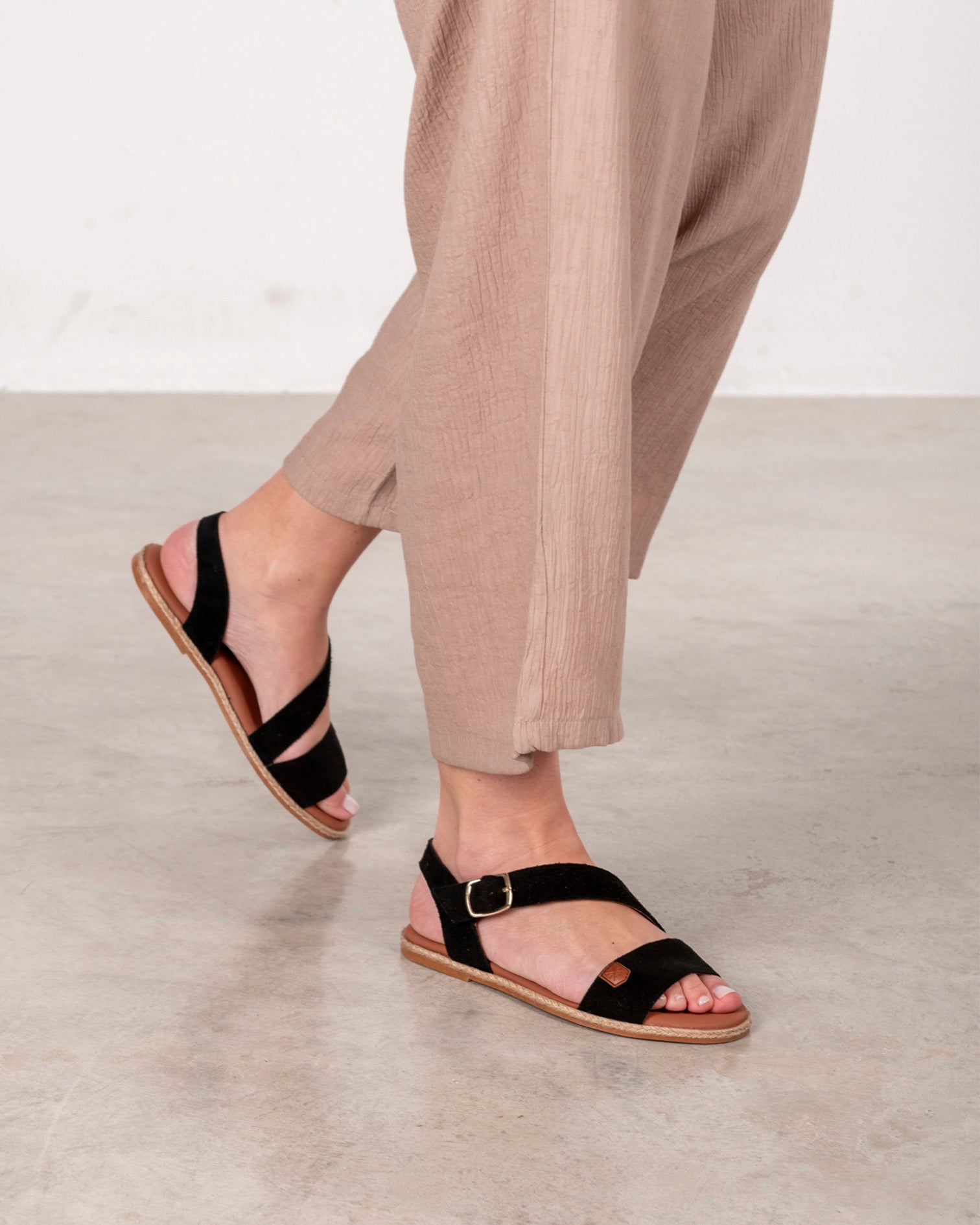Flat Sandal Leyte Black Split Leather