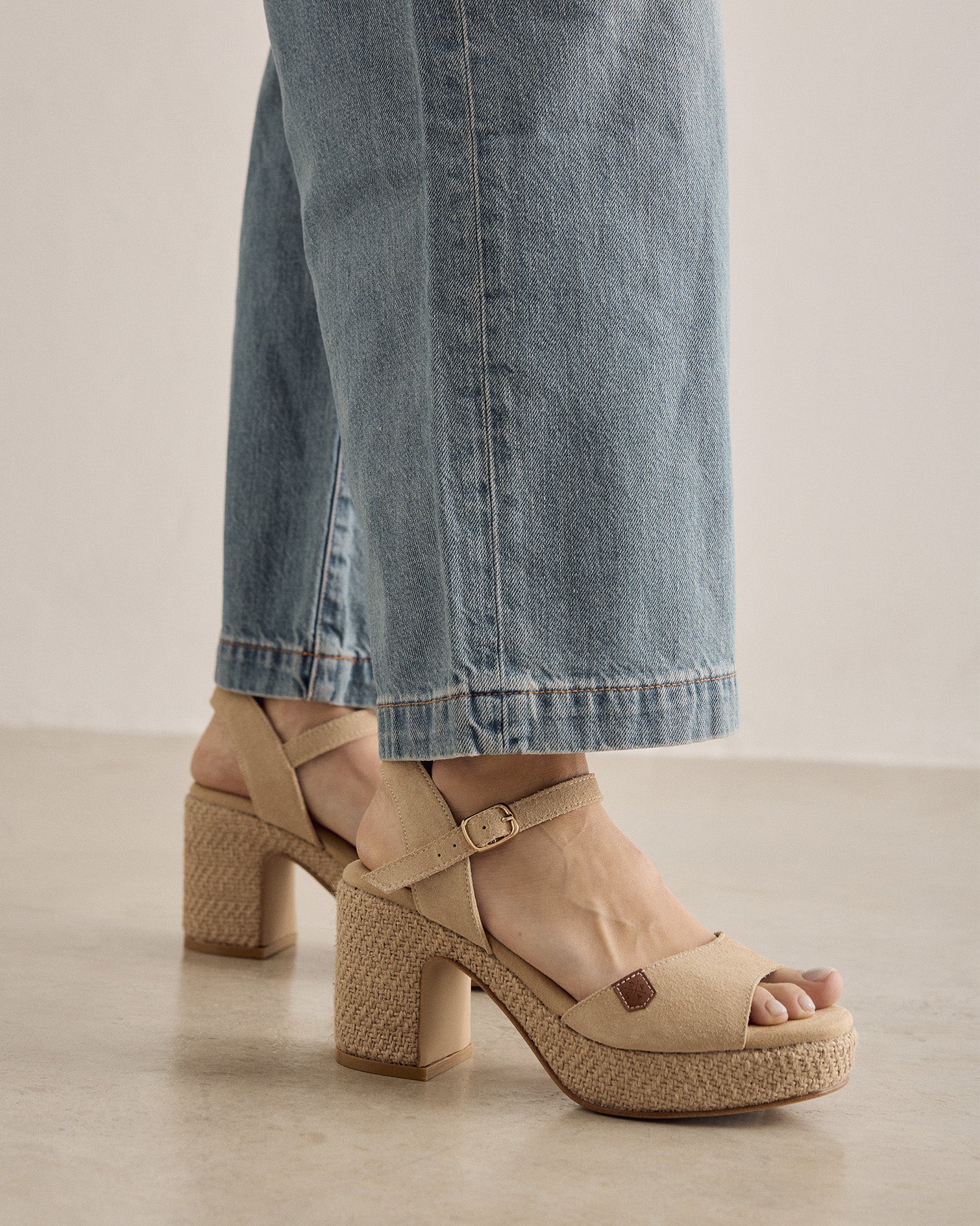 Sandalia Daira Serraje Beige