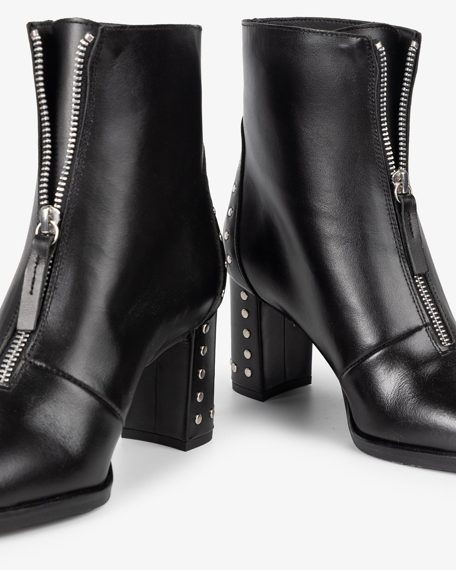 Bottine en cuir noir avec clous Atenea