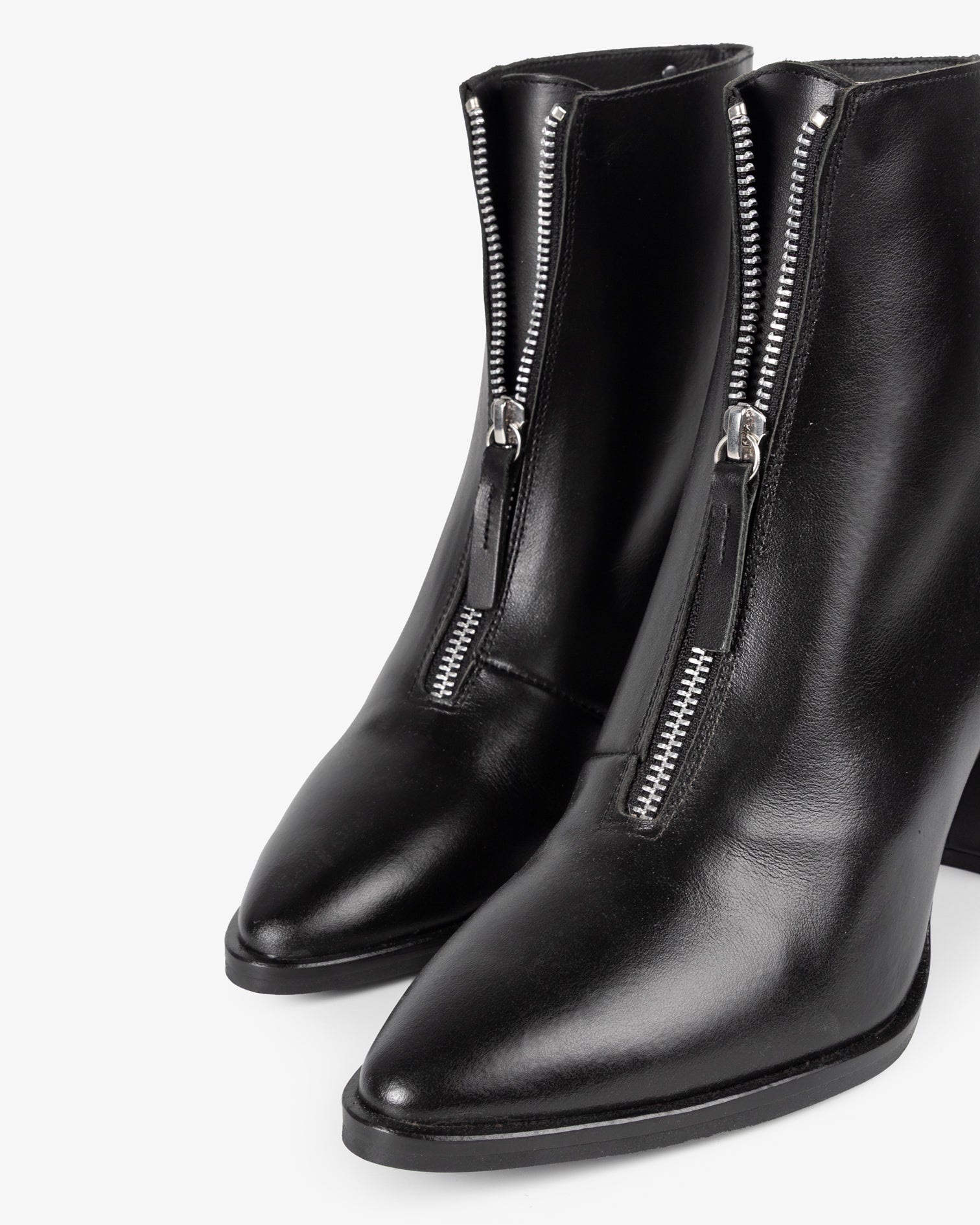 Bottine en cuir noir avec clous Atenea