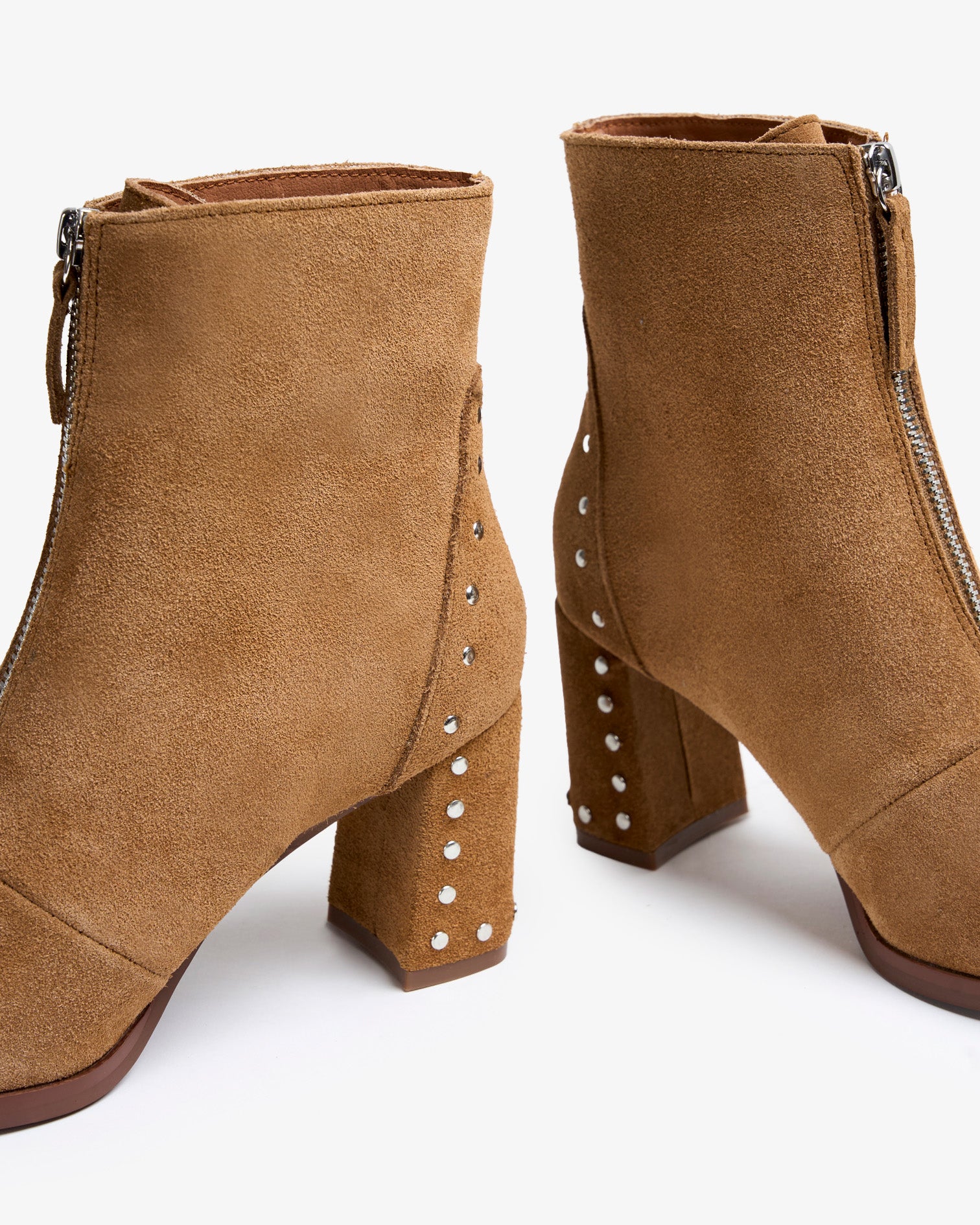 Bottine en cuir velours marron avec clous Atenea