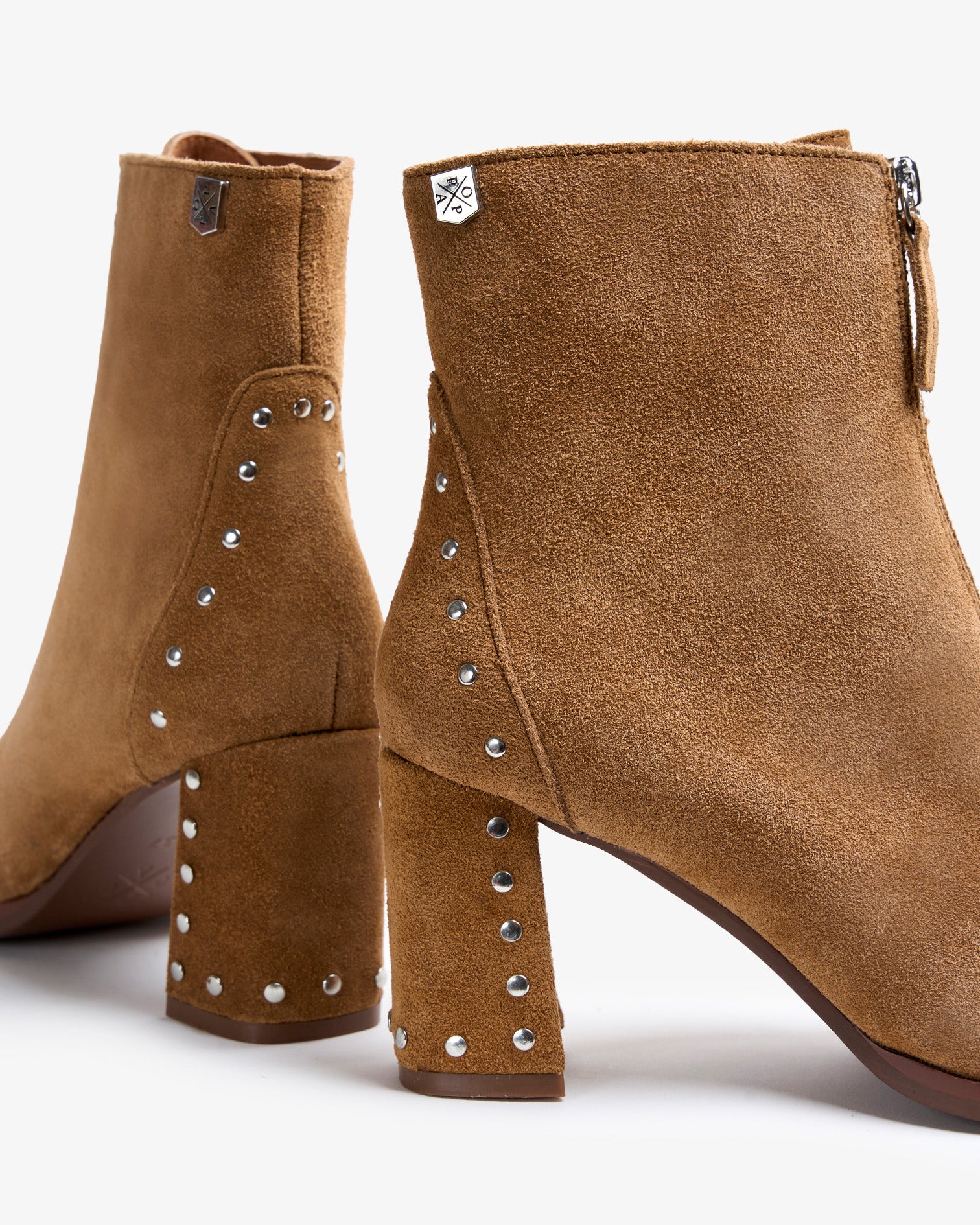 Bottine en cuir velours marron avec clous Atenea