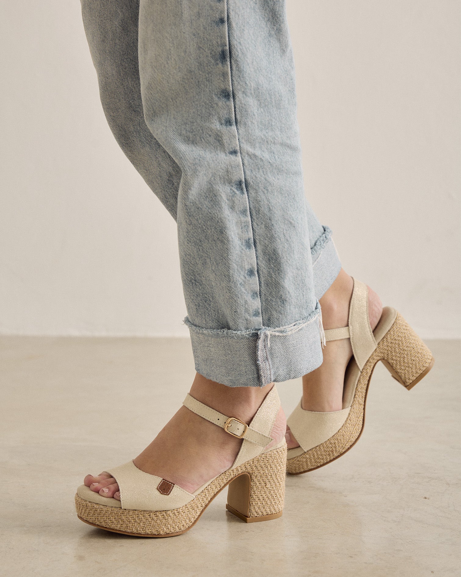 Sandalia Daira Rafia Oro Boreal