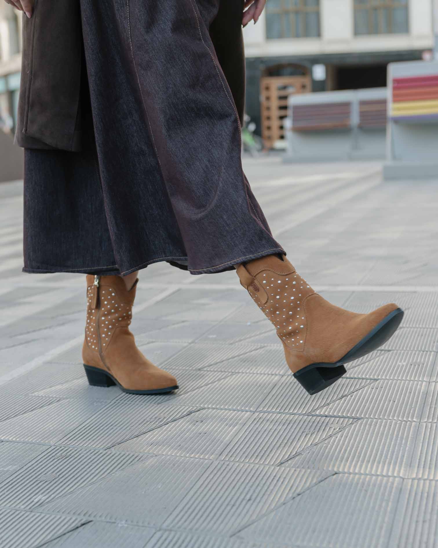 Botín de Serraje Marrón con Tachuelas Senda