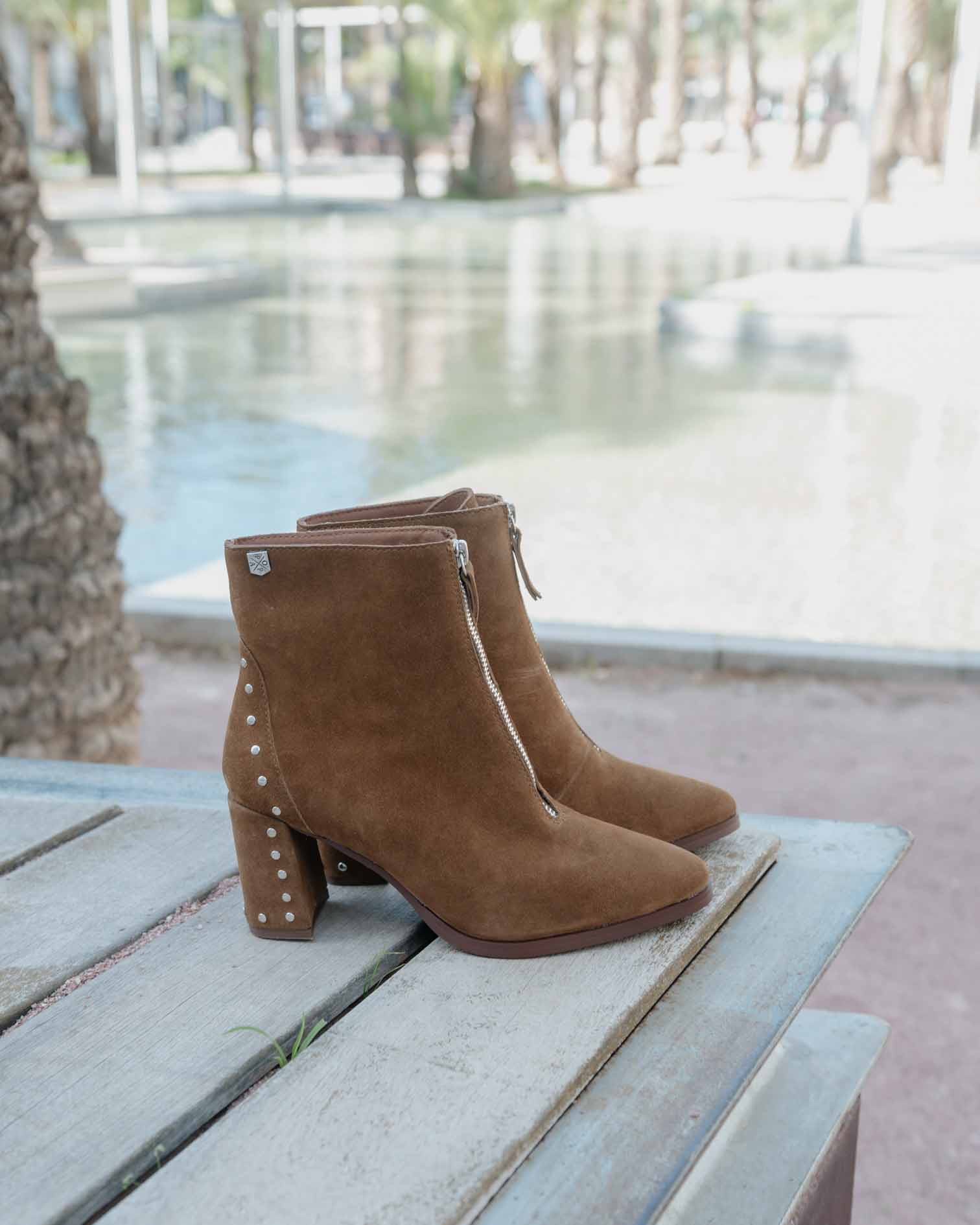 Bottine en cuir velours marron avec clous Atenea