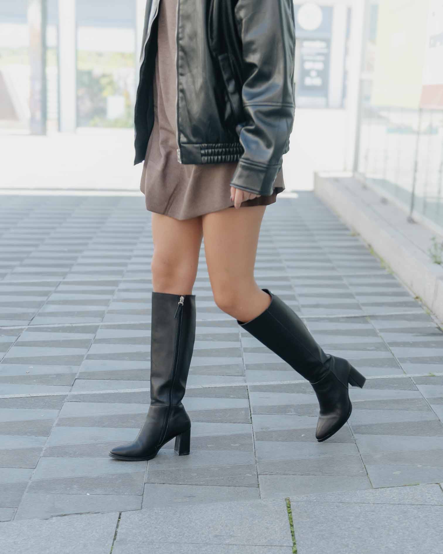 Bota Alta de Piel Negra Sinnara