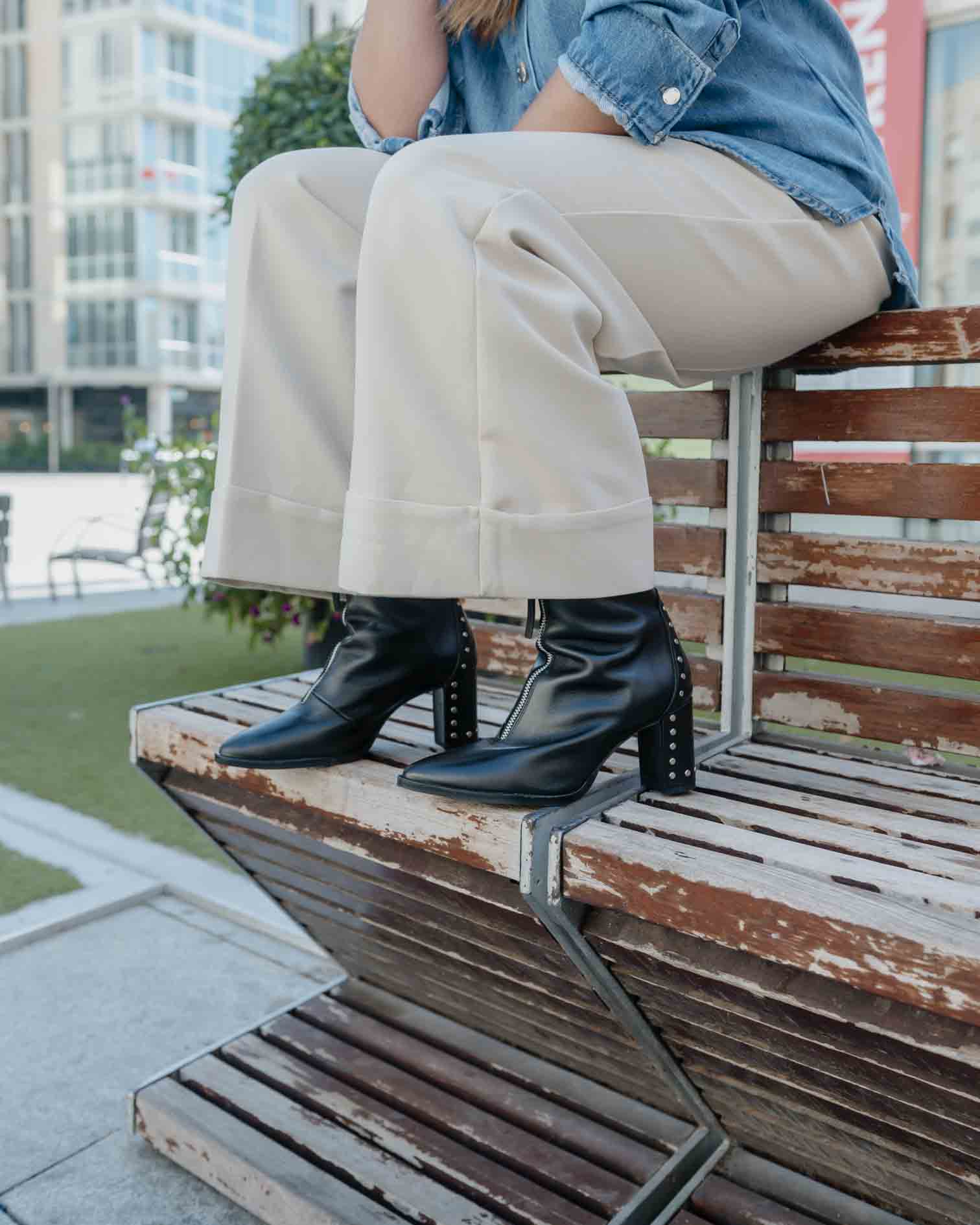 Bottine en cuir noir avec clous Atenea