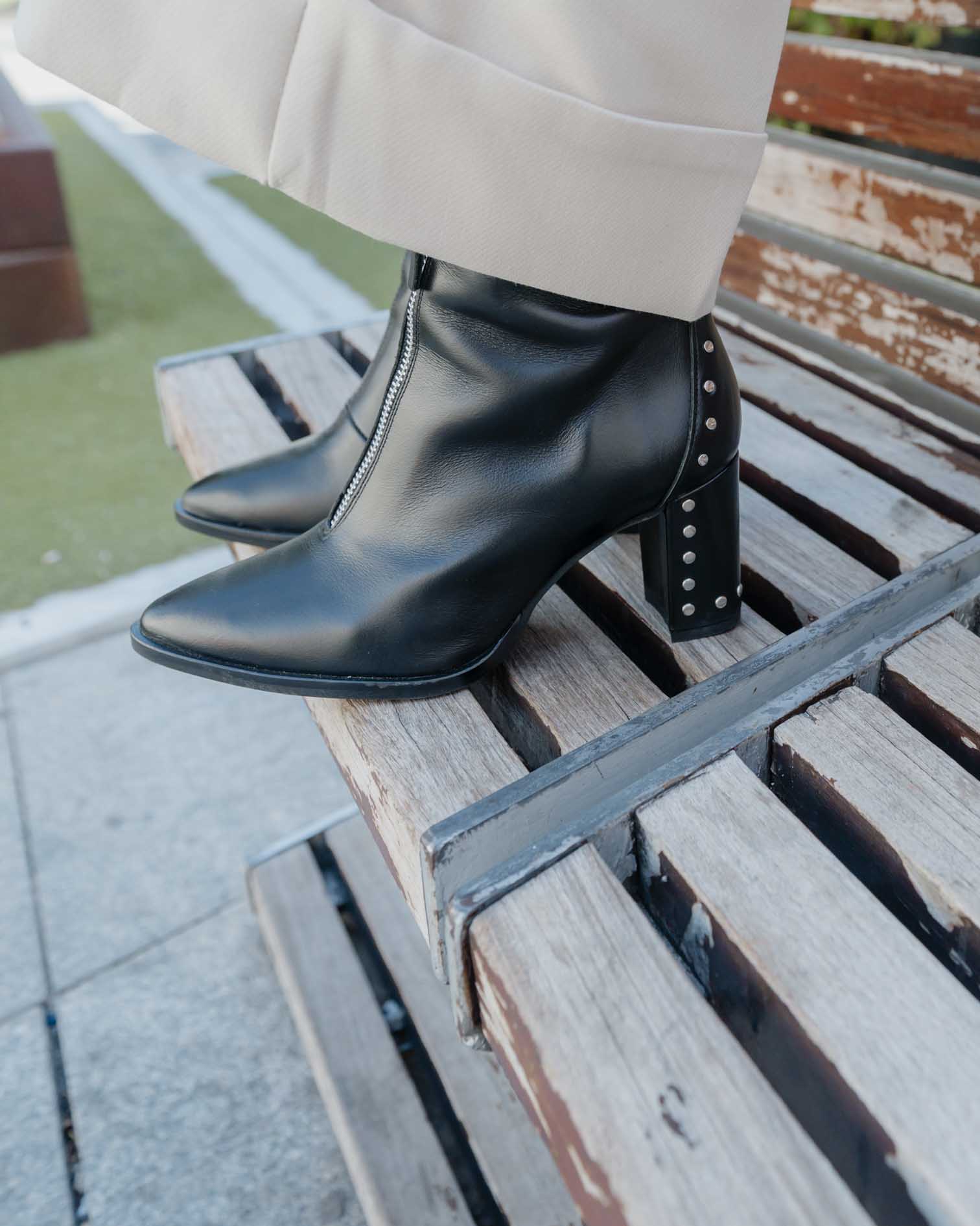 Bottine en cuir noir avec clous Atenea