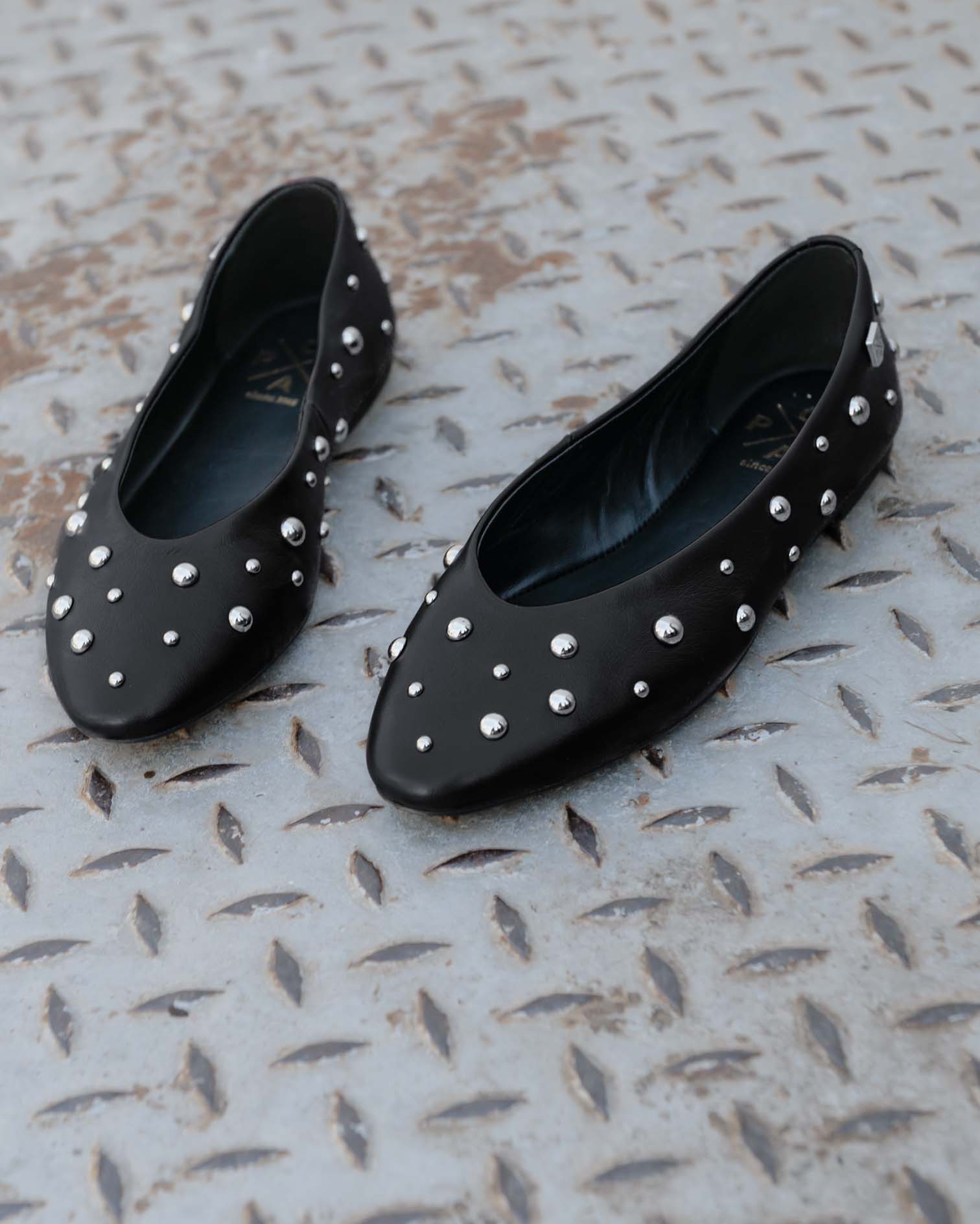 Bailarina de Piel Negra con Tachuelas Etoile