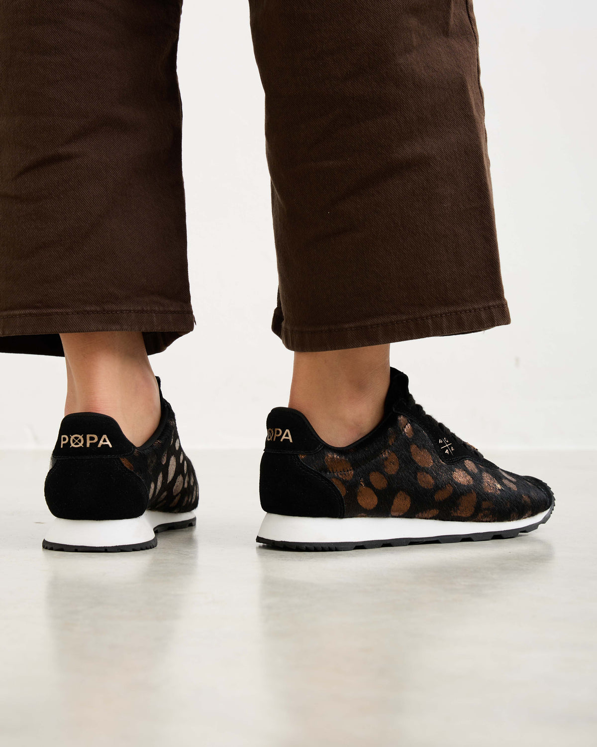 Zapatilla Negra de Mujer Kira