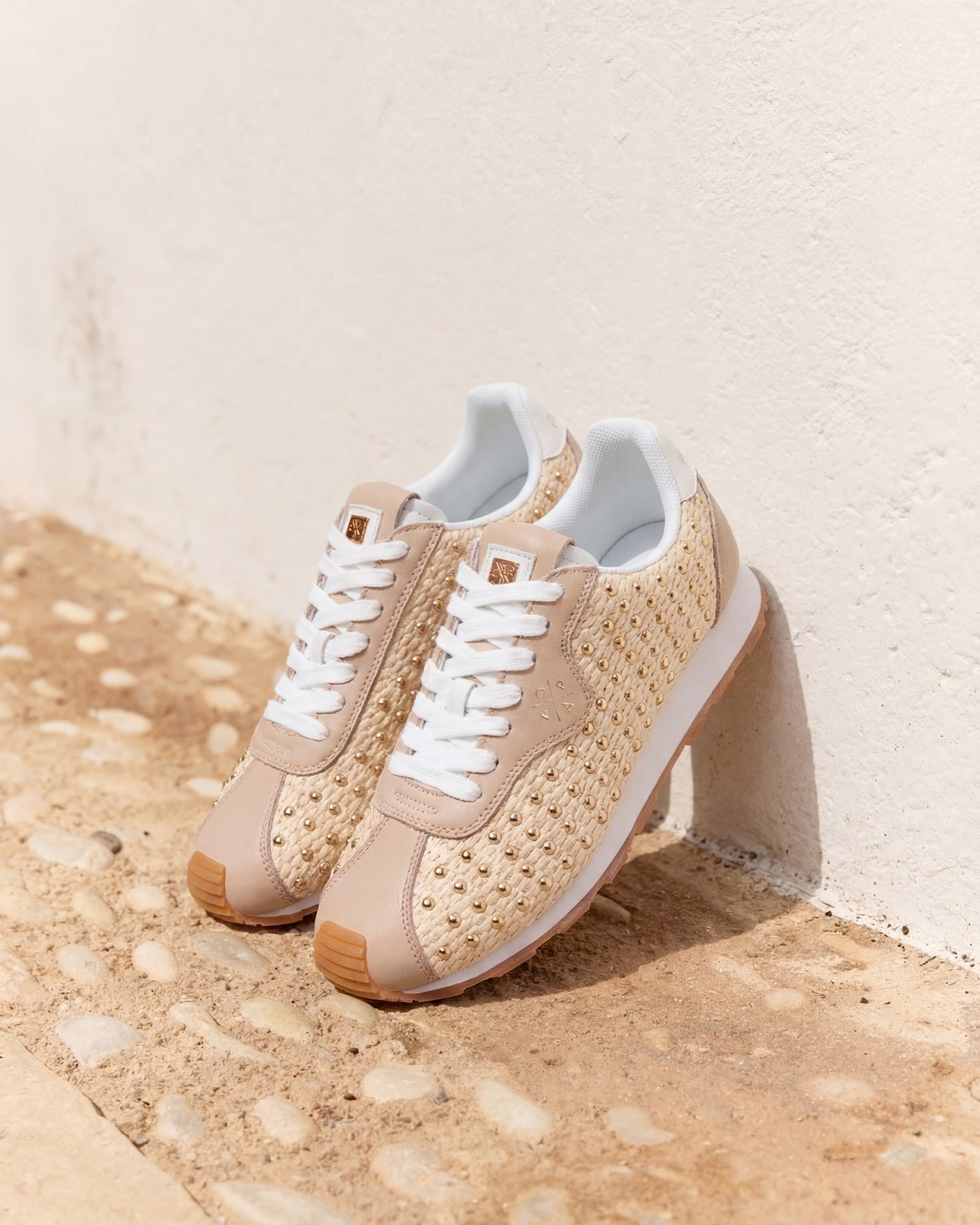 Zapatilla Kira Tachas Beige