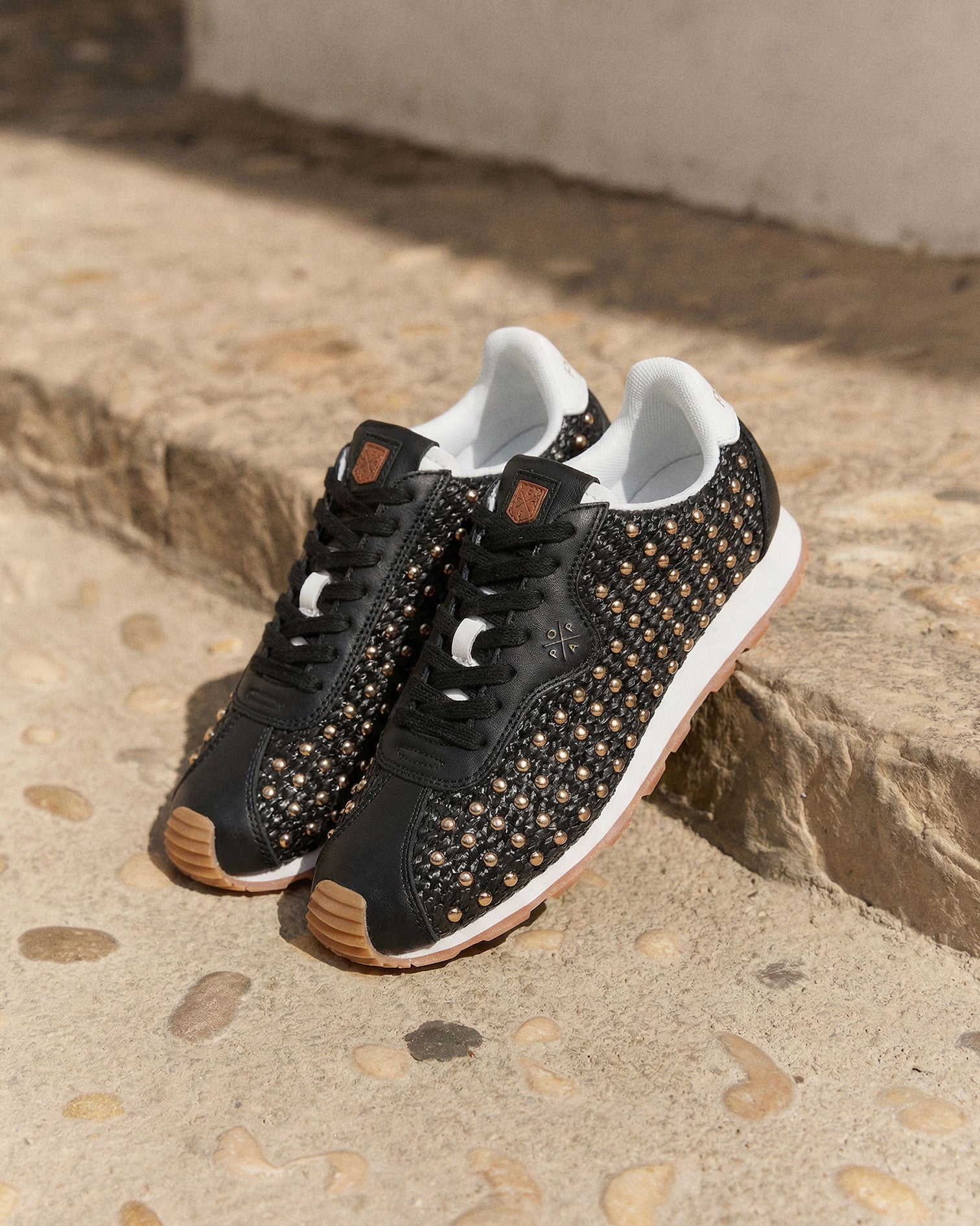 Zapatilla Kira Tachas Negro