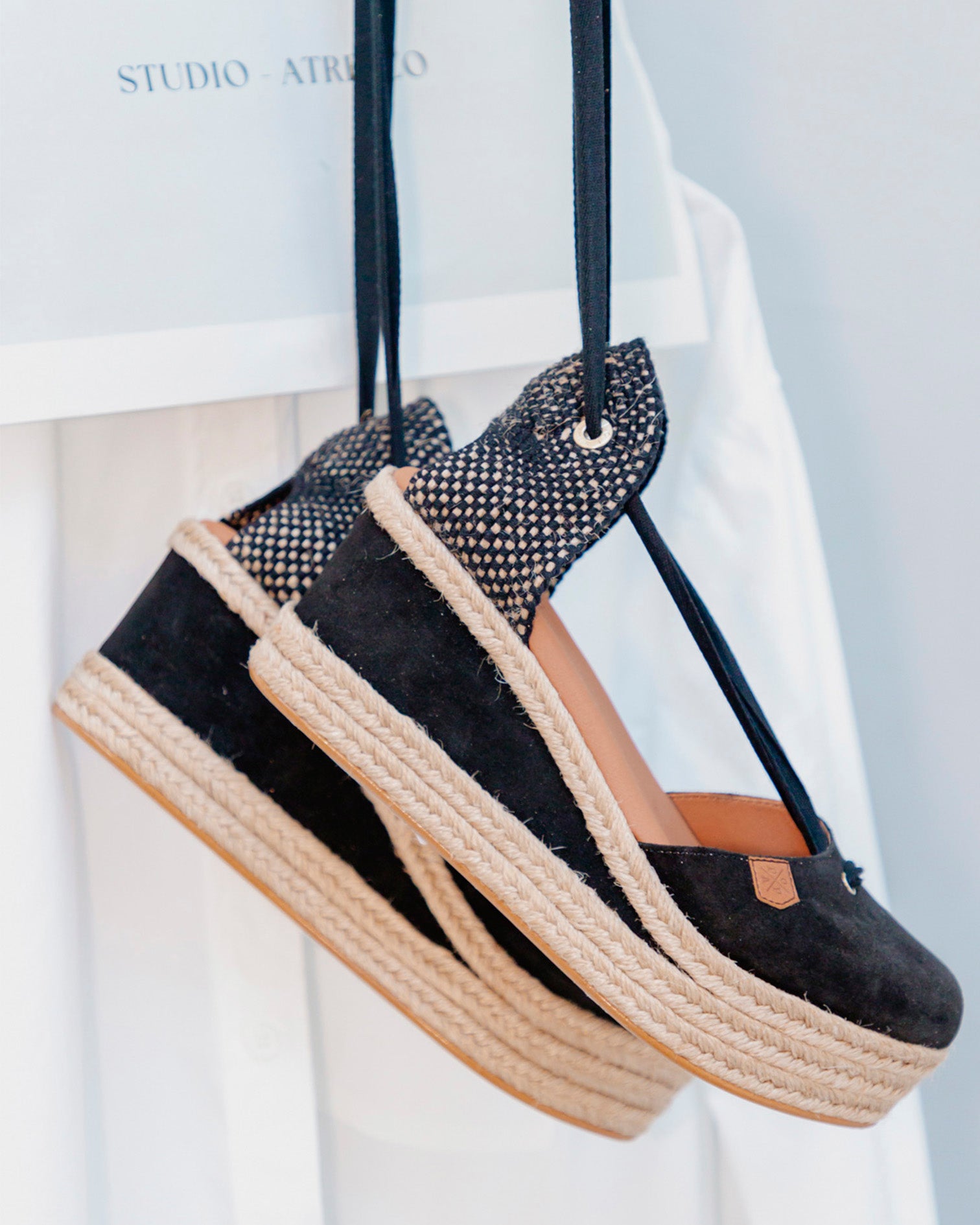 Low Tied Wedge Muri Black Suede