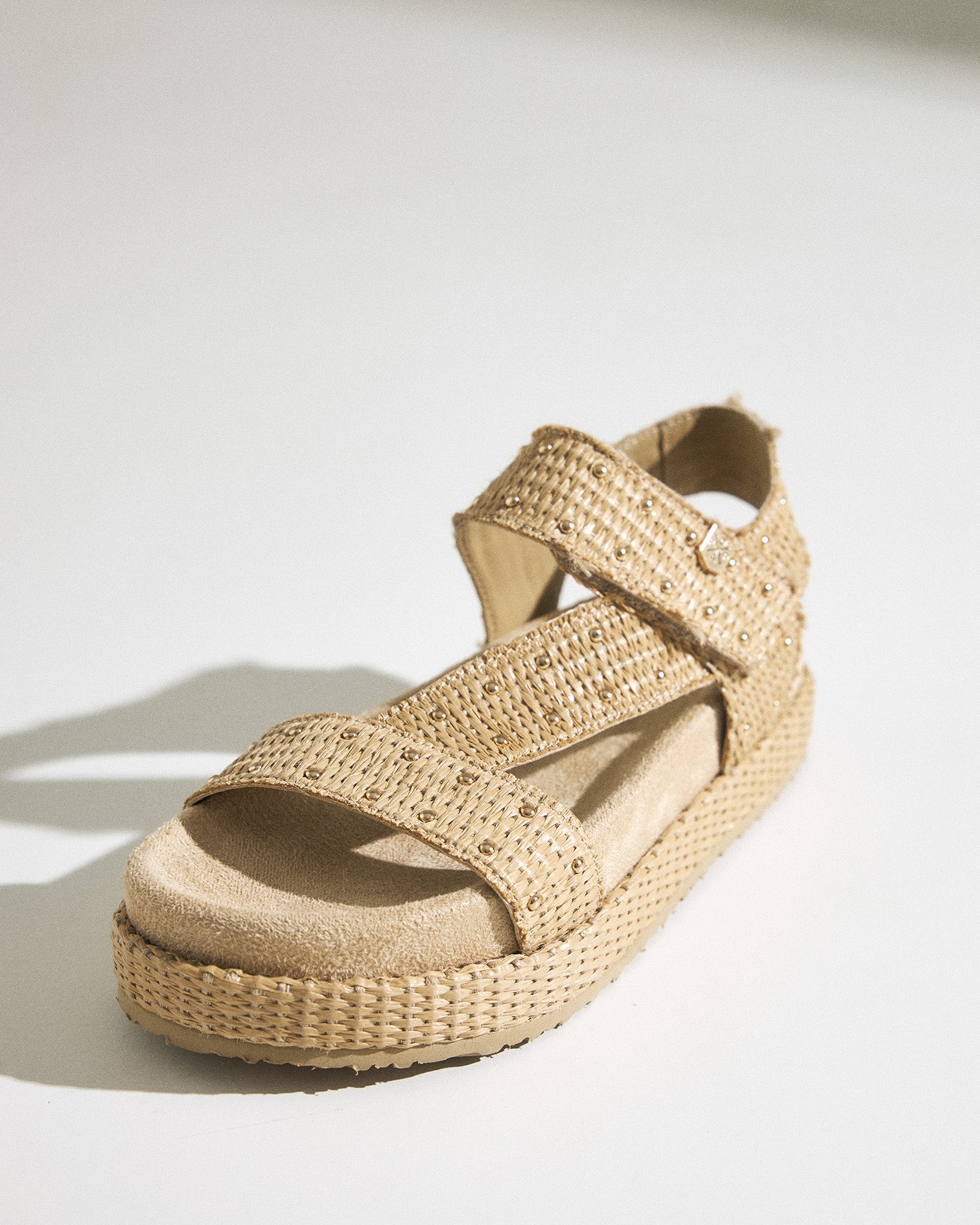 Sandale Niana à clous en raphia beige 