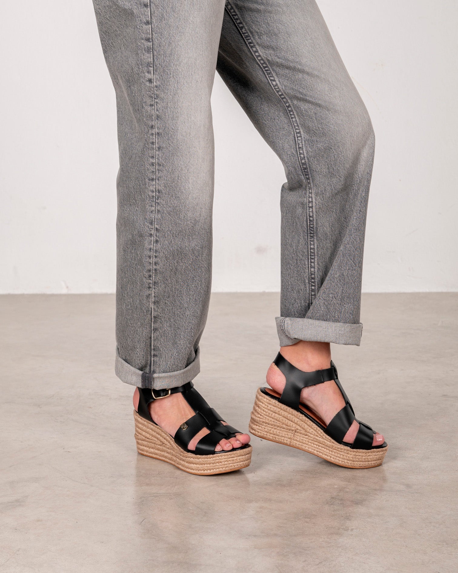 Grumari Low Wedge Black Leather