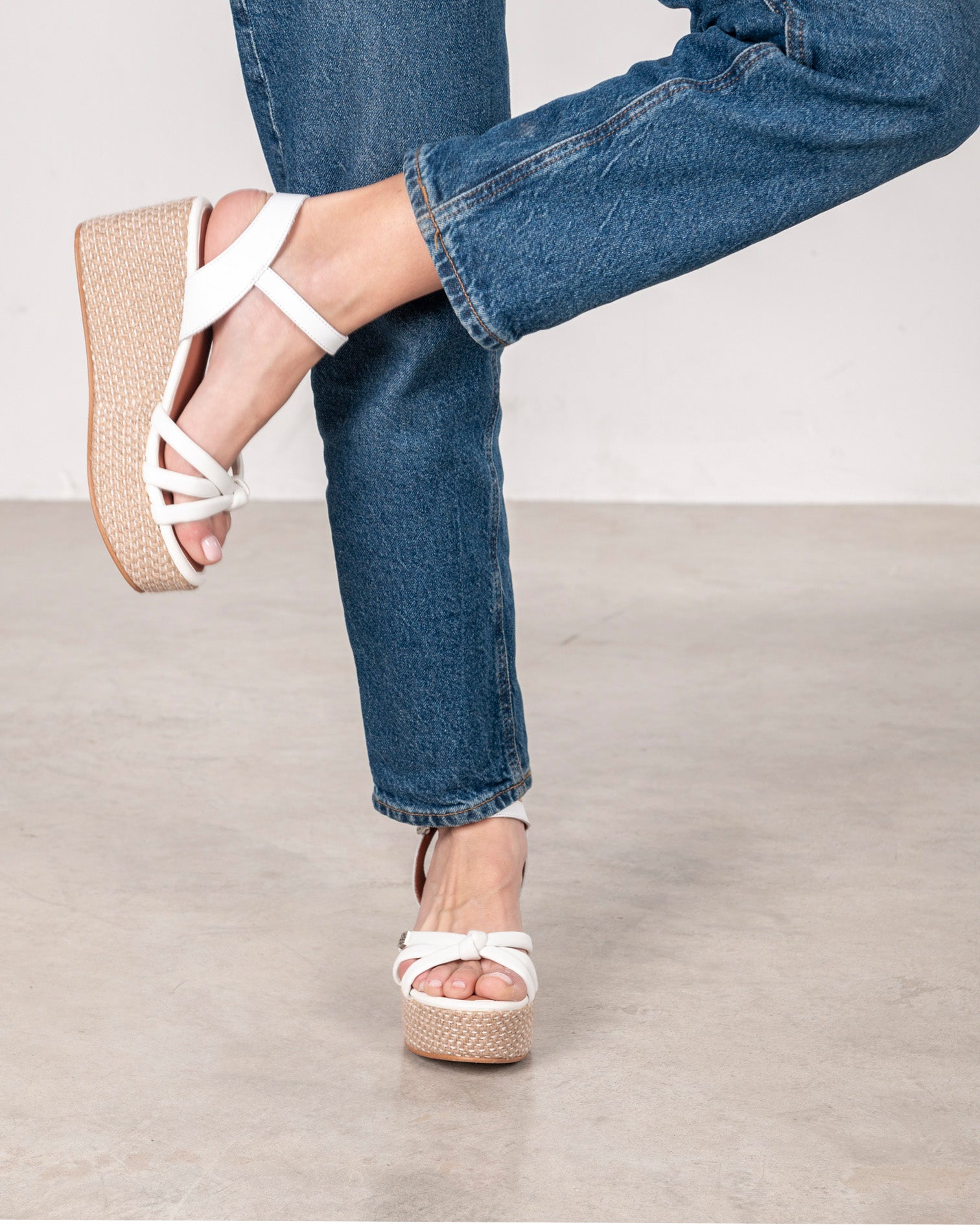 Ballerines compensées basses Tampa en cuir blanc avec boucle