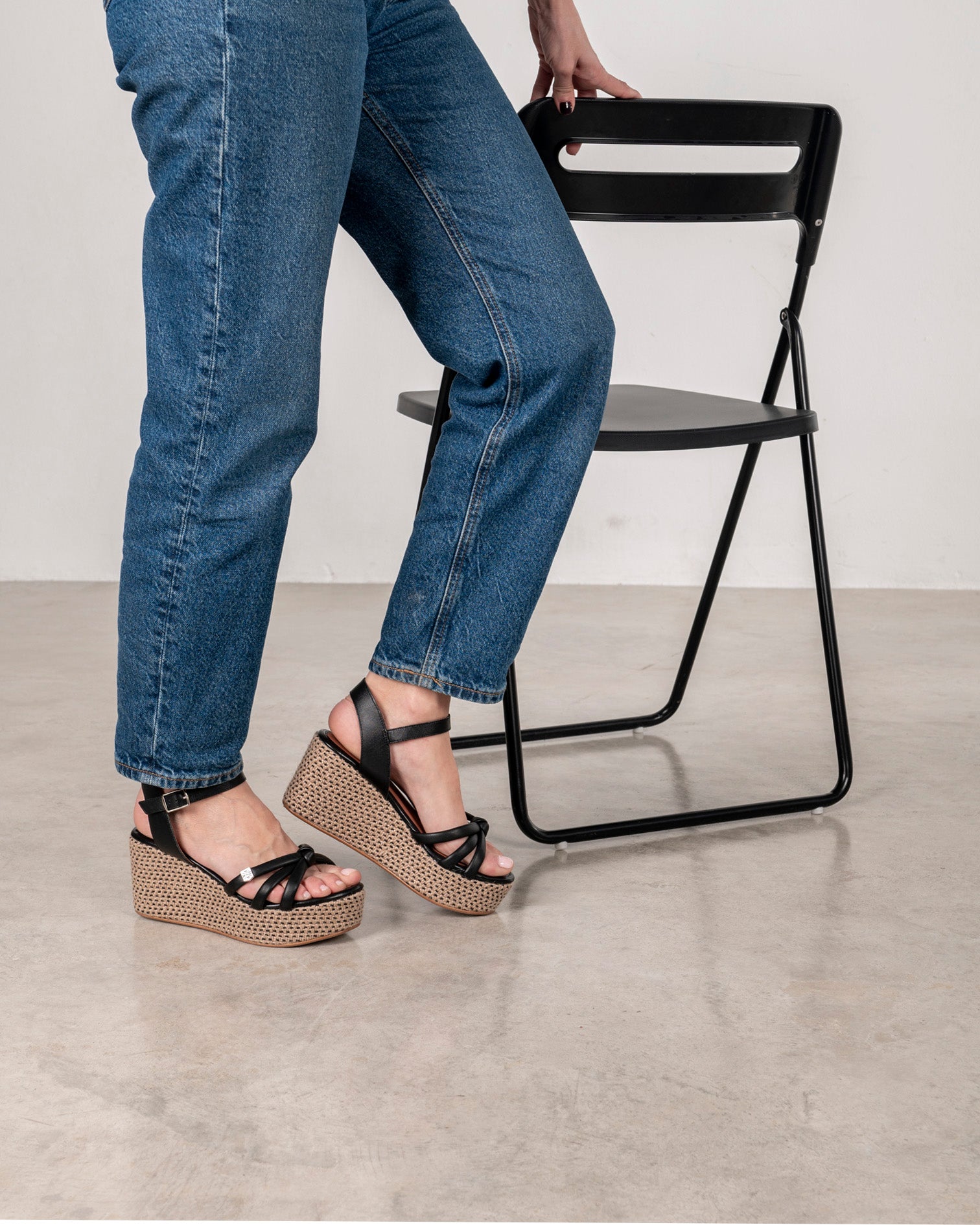 Tampa Low Wedge en cuir noir avec boucle