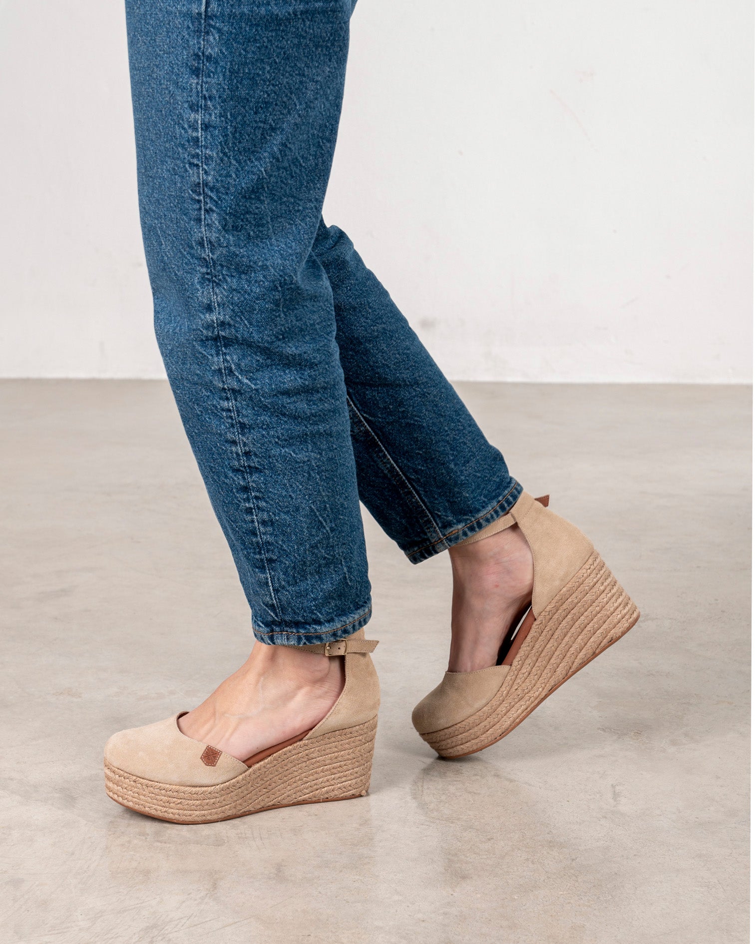 Escarpins compensés Cantalar en daim beige avec boucle