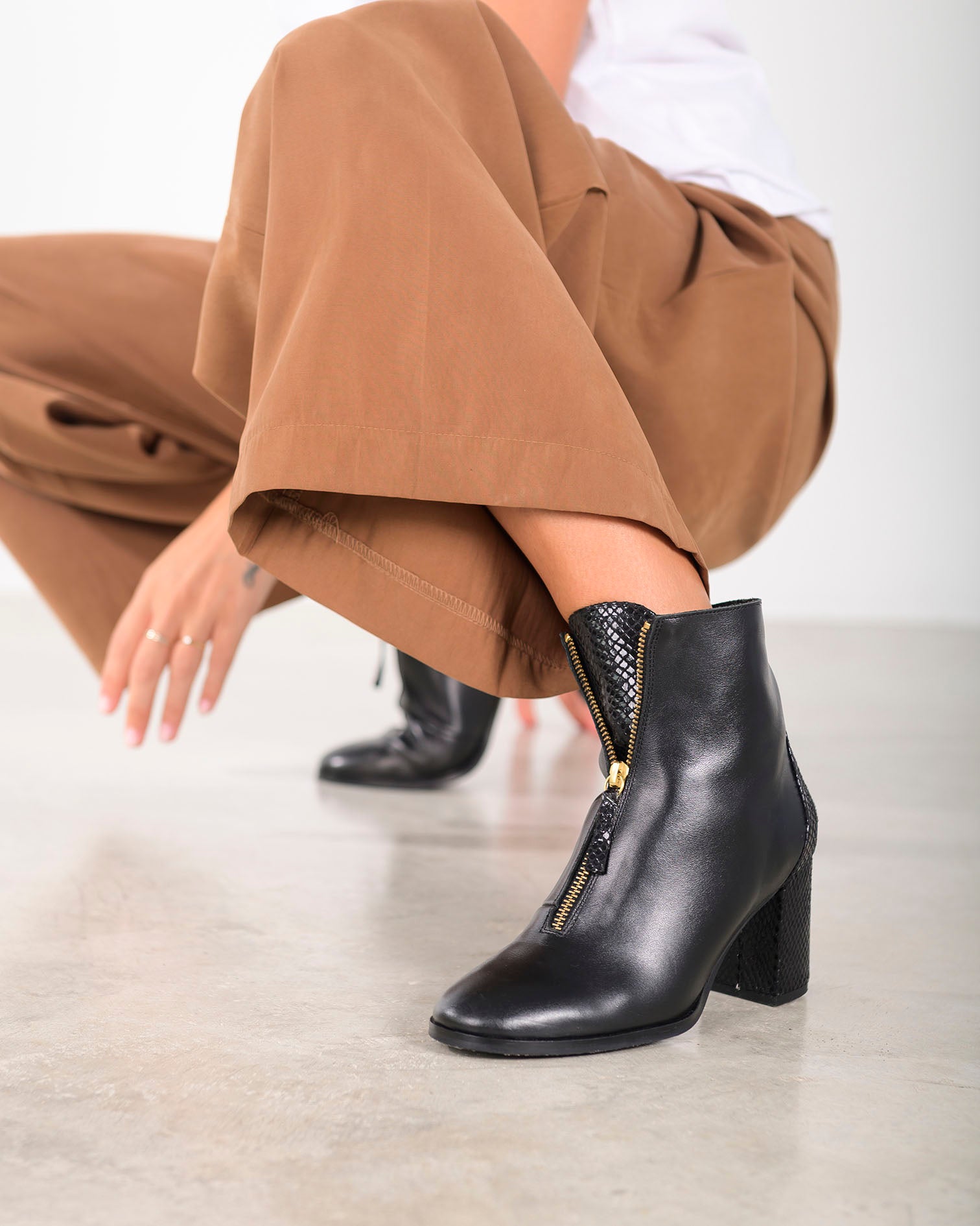 Bottines à talons en cuir noir Cléopâtre